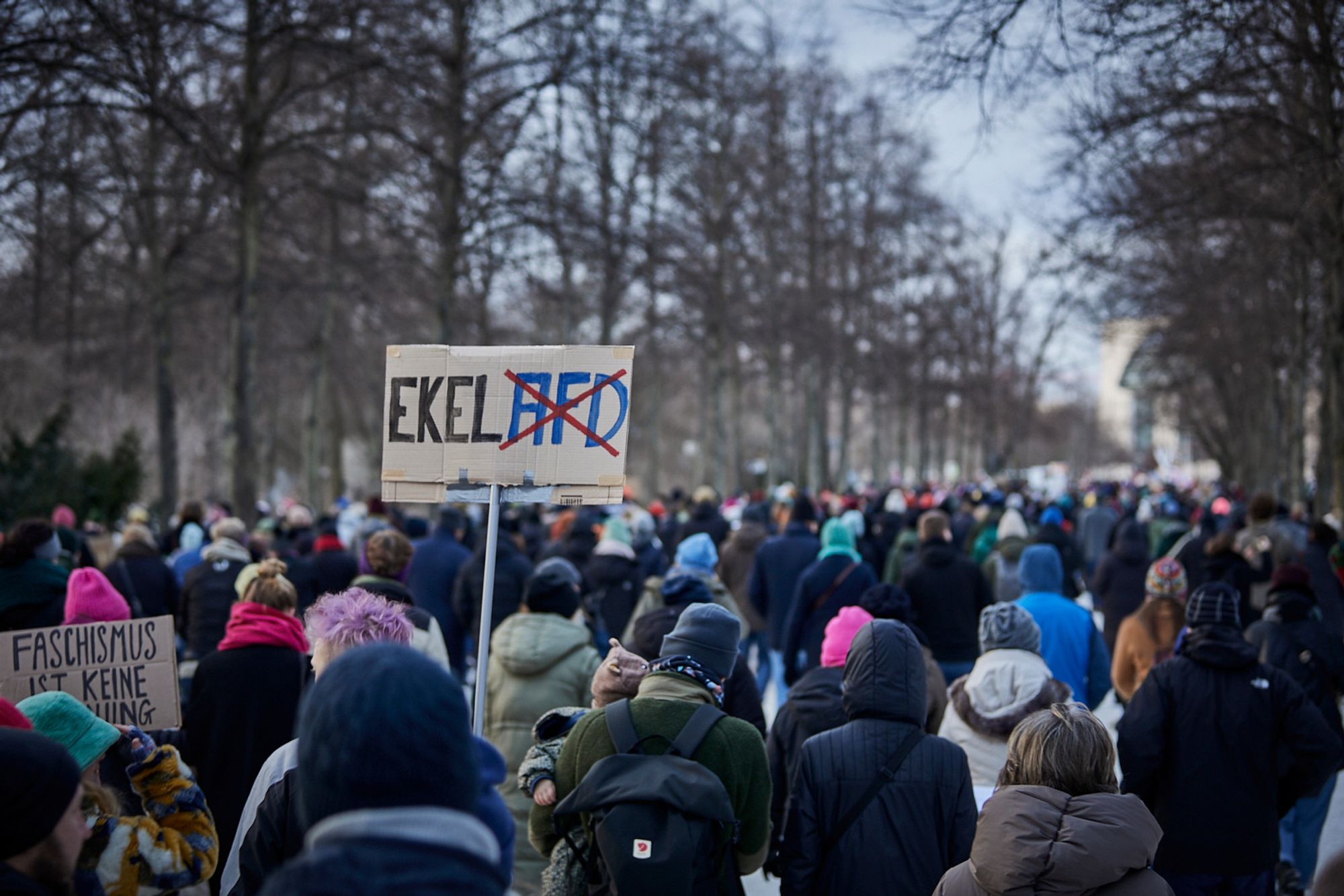 viele Menschen laufen die Tiergartenallee entlang zum Bundeskanzleramt, sie bilden eine Zubringerdemonstration zu Zusammen gegen Rechts.