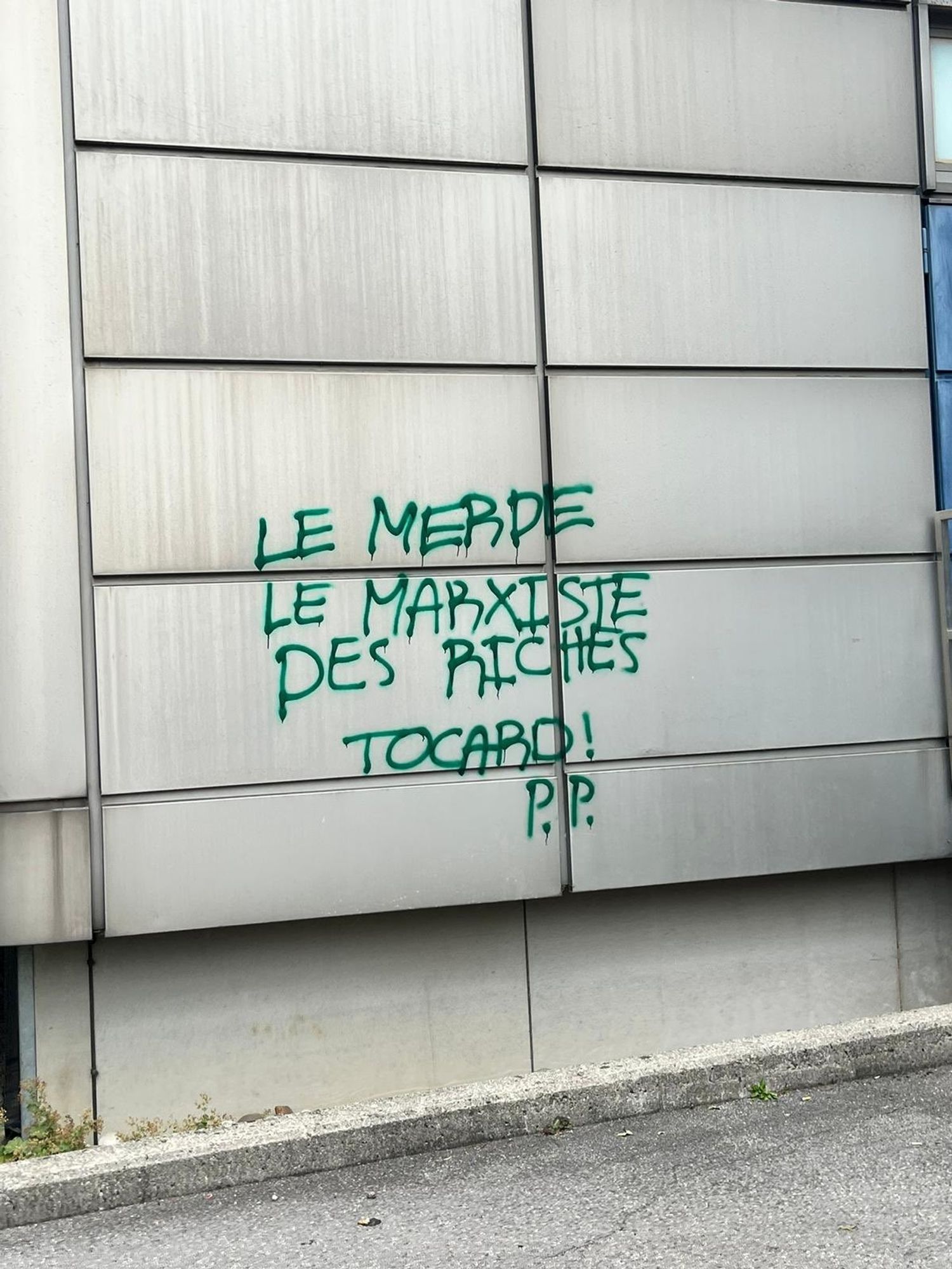 Tag "Le merde / Le marxiste des riches / Tocard !"