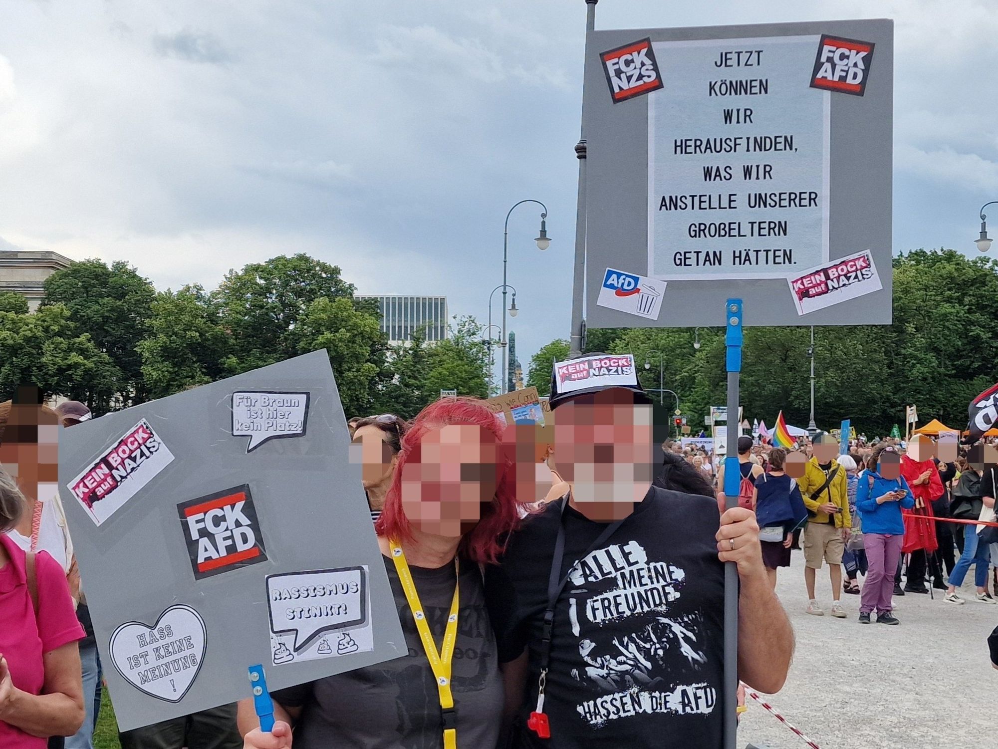 Heute wieder Haltung gezeigt gegen Rechts, gegen AfD, gegen Demokratiegegner. Und Aufruf wählen zu gehen, und zwar nicht rechts!!!
Das Ganze im passenden T-Shirt der wunderbaren ZSK