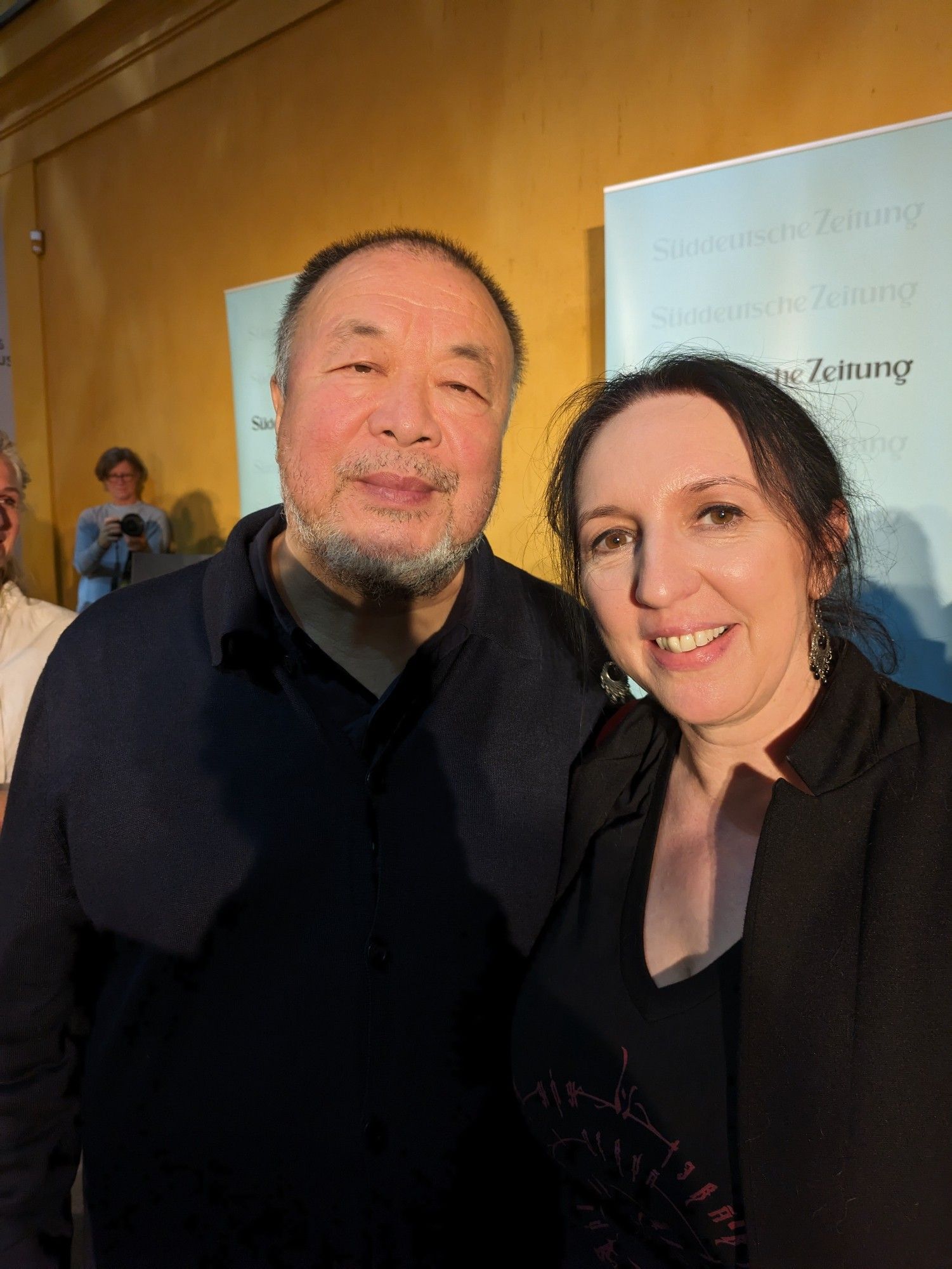 Natalja mit dem chinesischen Künstler Ai Weiwei im Lenbachhaus in München.