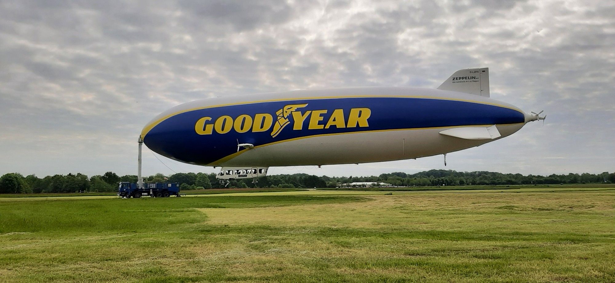 Der Zeppelin NT zu Besuch am Flughafen Mülheim/Essen.