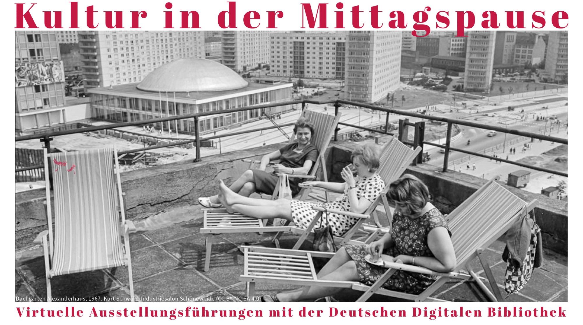 3 Frauen auf Dachterrasse des Alexanderhauses in Liegestühlen, ein freier Liegestuhl. Im Hintergrund das "Haus des Lehrers" und die "Kongresshalle am Alexanderplatz"