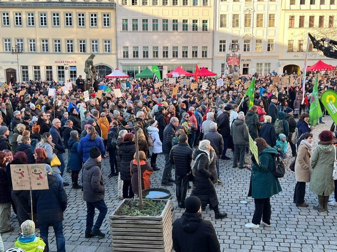 Kundgebung auf dem Markt in Gera, Blick von erhöhter Position, viele, sehr unterschiedliche Menschen sind zu erkennen.