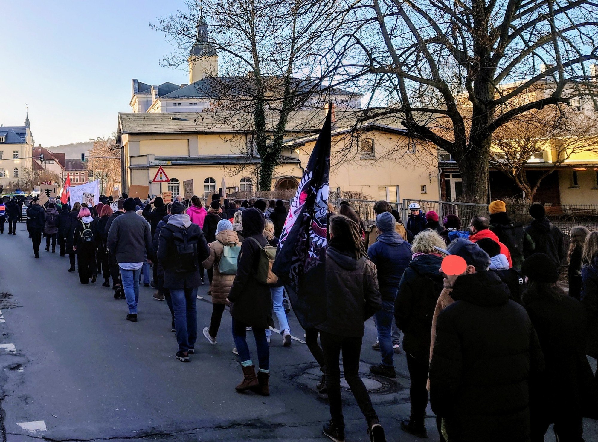 Antifaschistische Demonstration in Gera, zahlreiche Teilnehmer fotografiert seitlich von hinten, ein paar Fahnen und Schilder sind zu erkennen, die Teilnehmer sind eher gemischt.