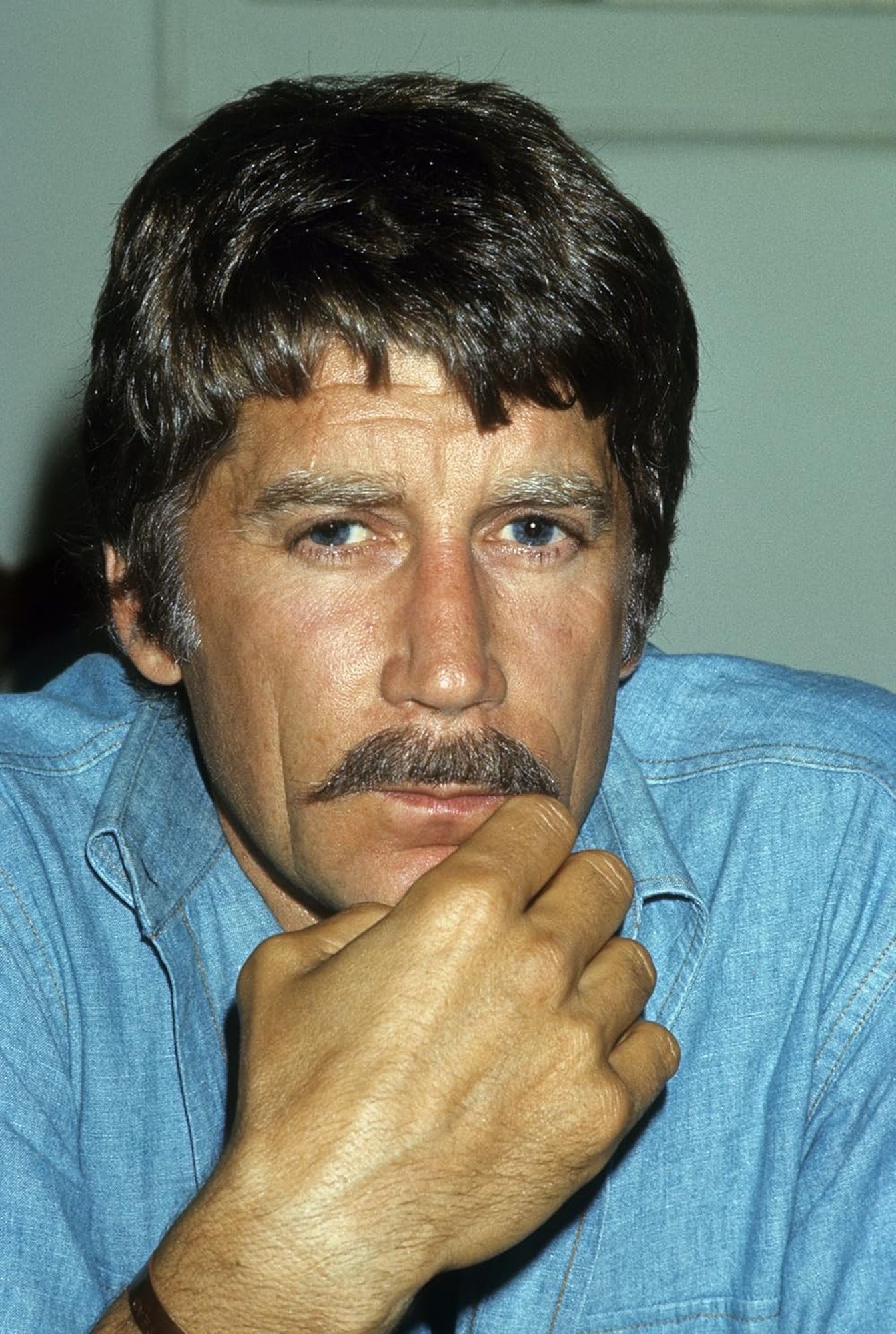 Foto di Alex Cord, che interpreta Dylan Hunt nel film "Genesi II".