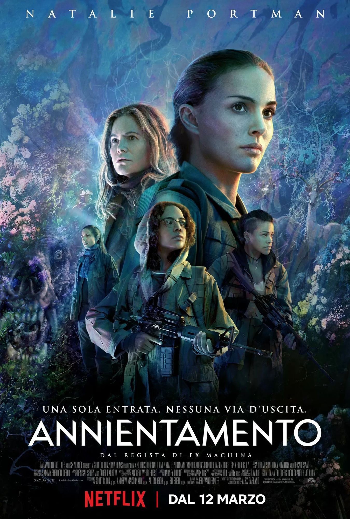 Locandina del film "Annientamento": al centro le cinque protagoniste in abiti militari, armate e all'erta, con i visi sempre più in primo piano sino a Natalie Portman; sullo sfondo un groviglio colorato e surreale di piante ed animali. 