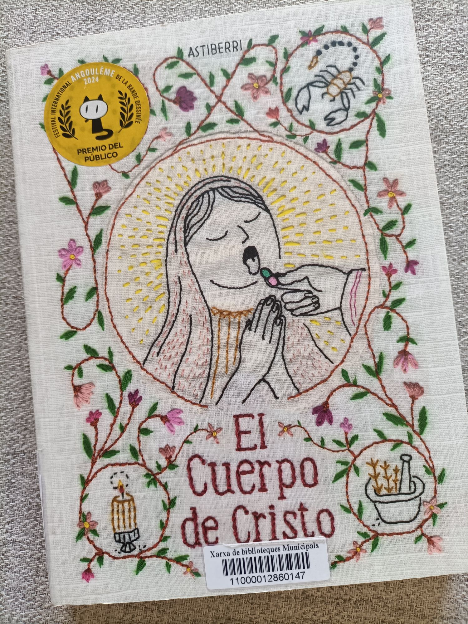 Foto de la portada del cómic El cuerpo de cristo, que está hecha con un dibujo bordado