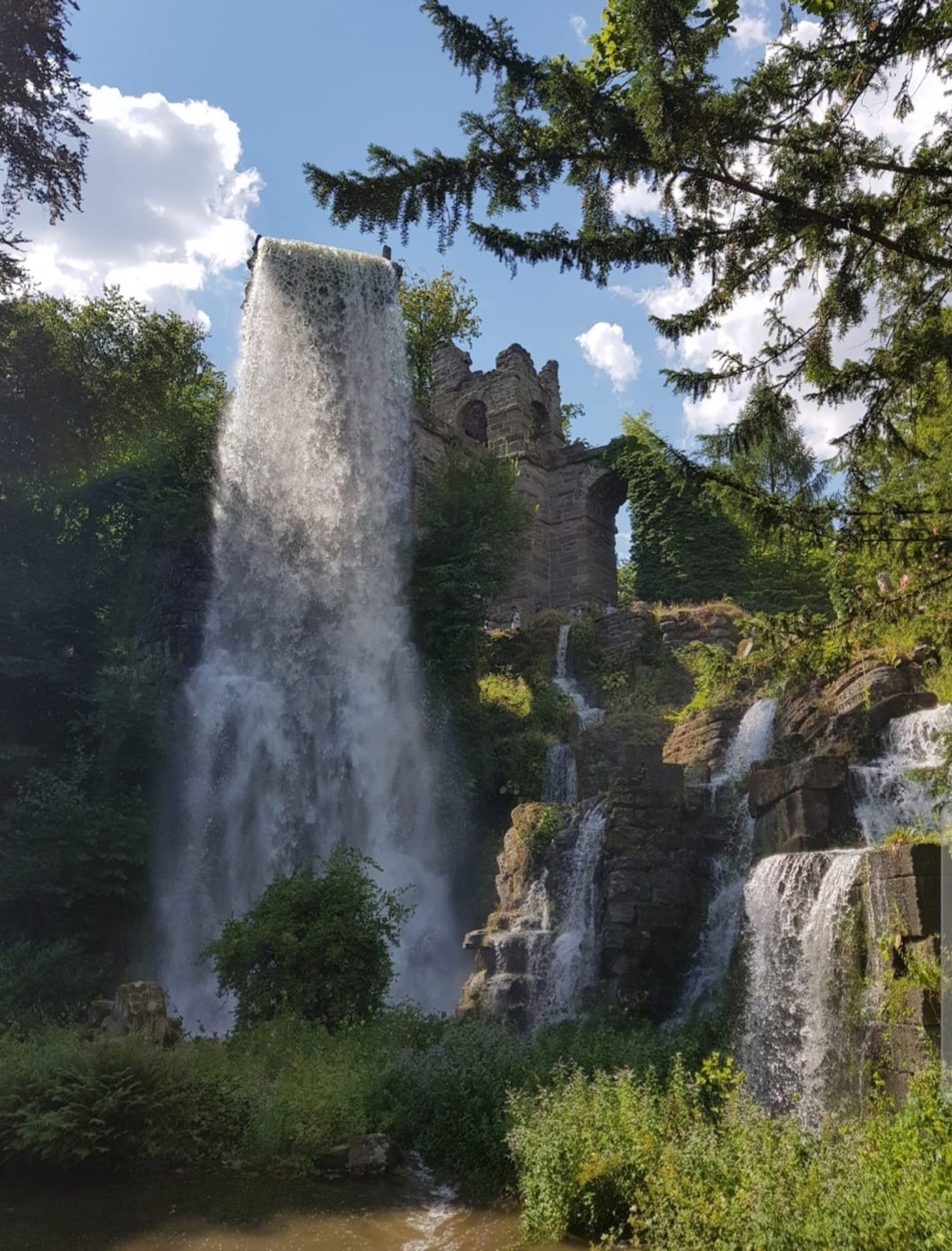 Wasserfall über künstlich nachgebaute Ruinen eines römischen Viadukts
drumherum Park