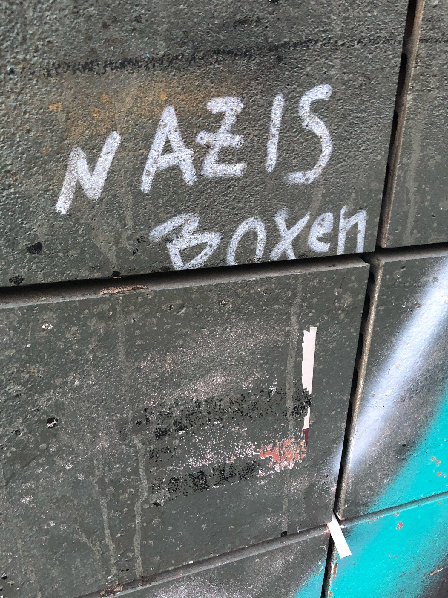 Auf einer Wand steht "Nazis Boxen"