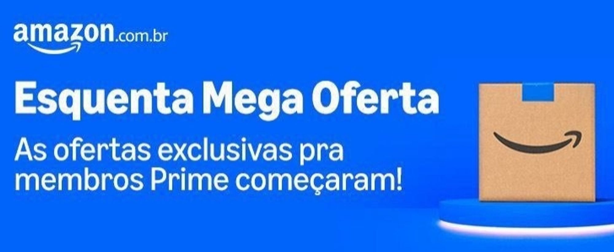 Banner da Amazon que tem Uma imagem retangular com fundo azul claro. No centro, sobre um pedestal branco iluminado, há uma caixa de papelão marrom com o logo da Amazon em destaque. Acima da caixa, em letras brancas, está escrito "Esquenta Mega Oferta". Abaixo em letras menores, há o texto "As ofertas exclusivas para membros Prime começaram!". No canto superior esquerdo, aparece o logo da Amazon.com.br em branco sobre fundo azul.