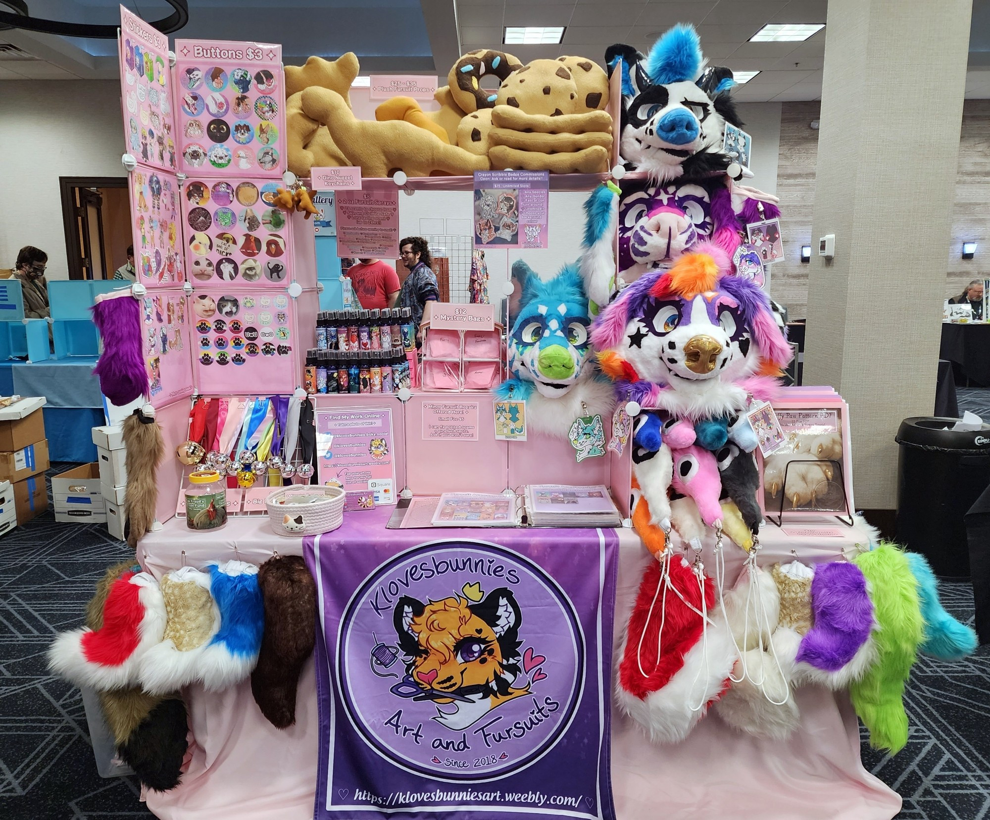 Dealers Den Table Photo from Behwhiskered (BWS) 2023 

Setup/pre-open/pre-day 1

#bewhiskeredcon #bewhiskered #furcon #furryfandom #furryart #fursuitmaker