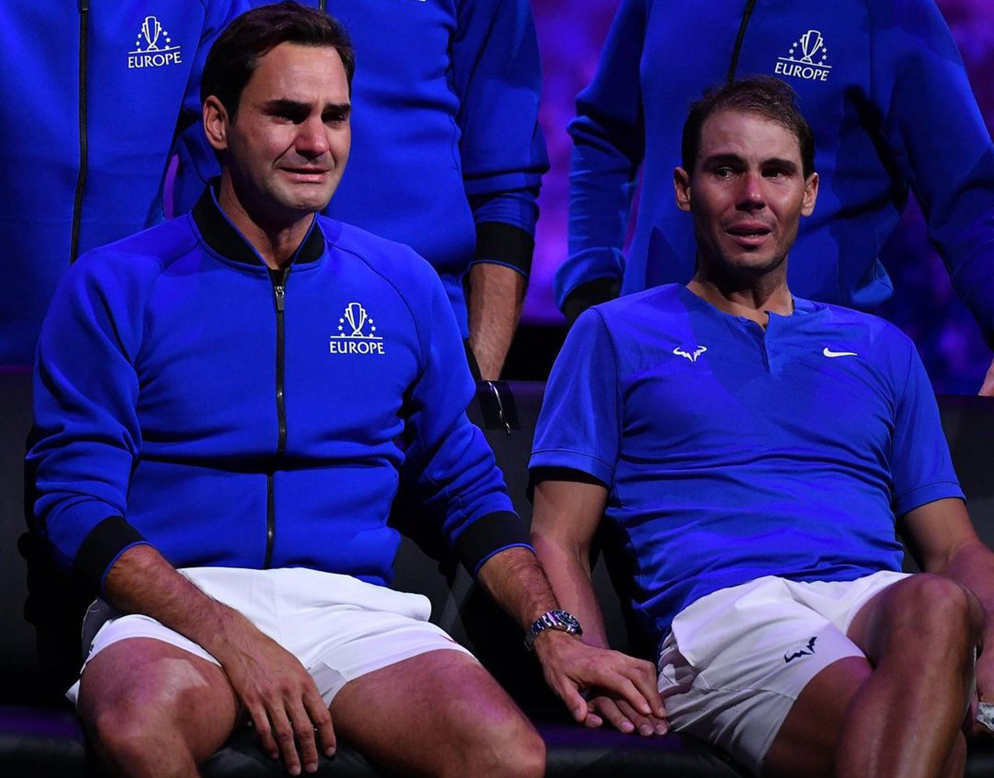 Federer et Nadal qui se tiennent la main et pleurent