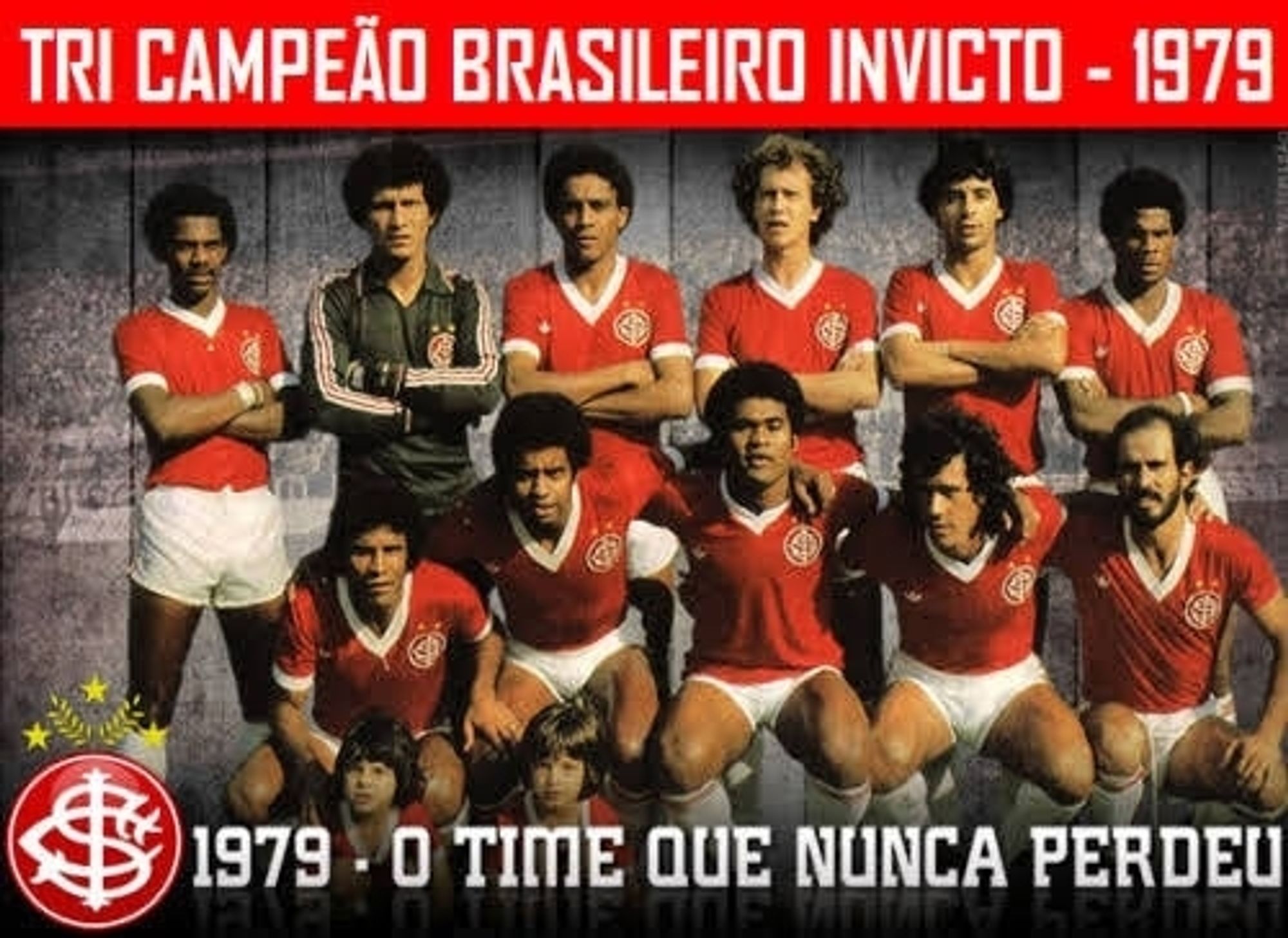 Os 11 titulares do time do Internacional de 1979, todos com o uniforme vermelho do time 

No topo, as palavras Tri campeão brasileiro invicto - 1979 em uma faixa vermelha 

Em baixo, as palavras 1979 - O time que nunca perdeu ao lado do brasão do Internacional da época