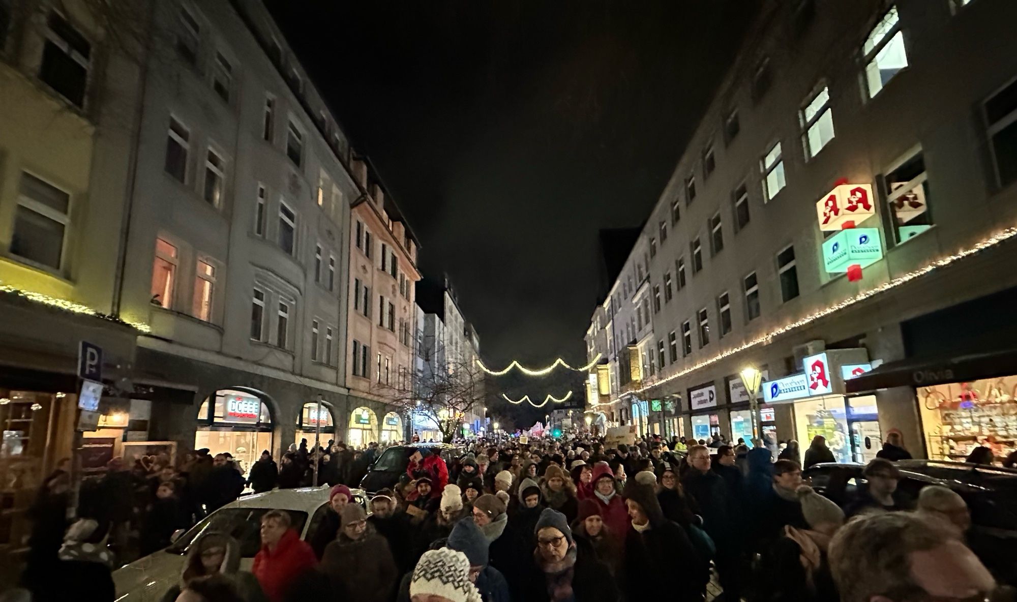 Mehrere tausend Menschen demonstrieren auf der Rüttenscheider Straße in Essen gegen Rassismus und die AfD