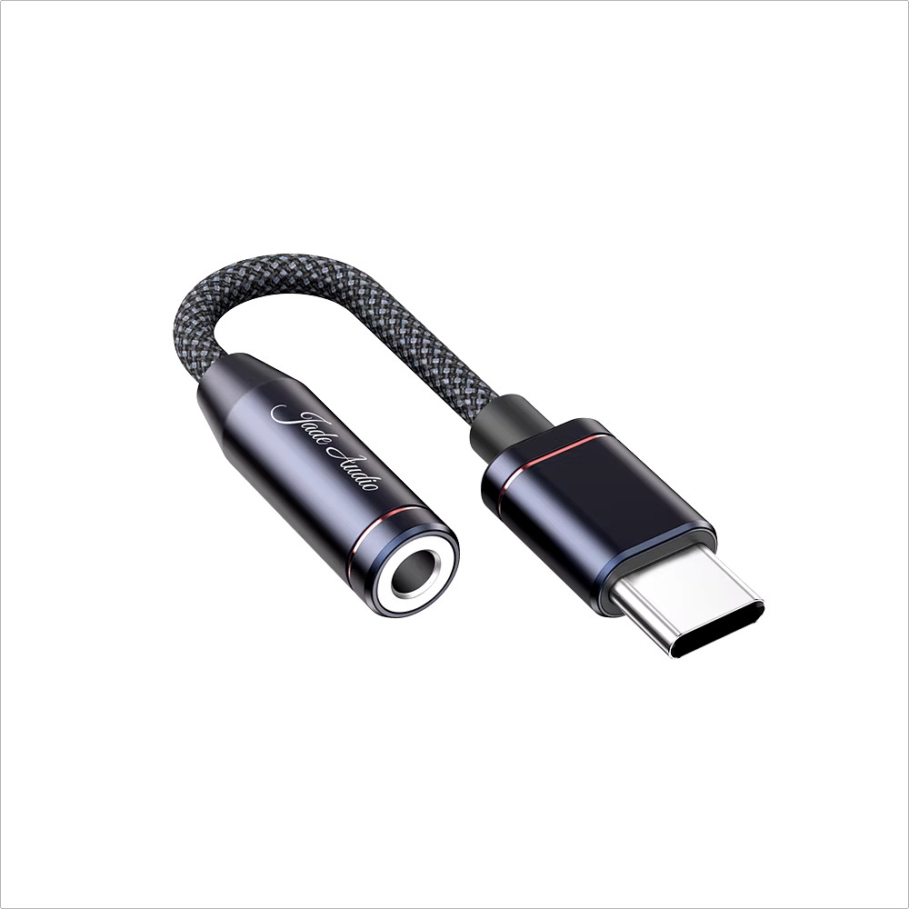 Imagem de um cabo USB-C para conector 3,5 milímetros P2. o Cabo é preto e com abamento traçado e nas pontas há uma linha vermelha na horizontal.