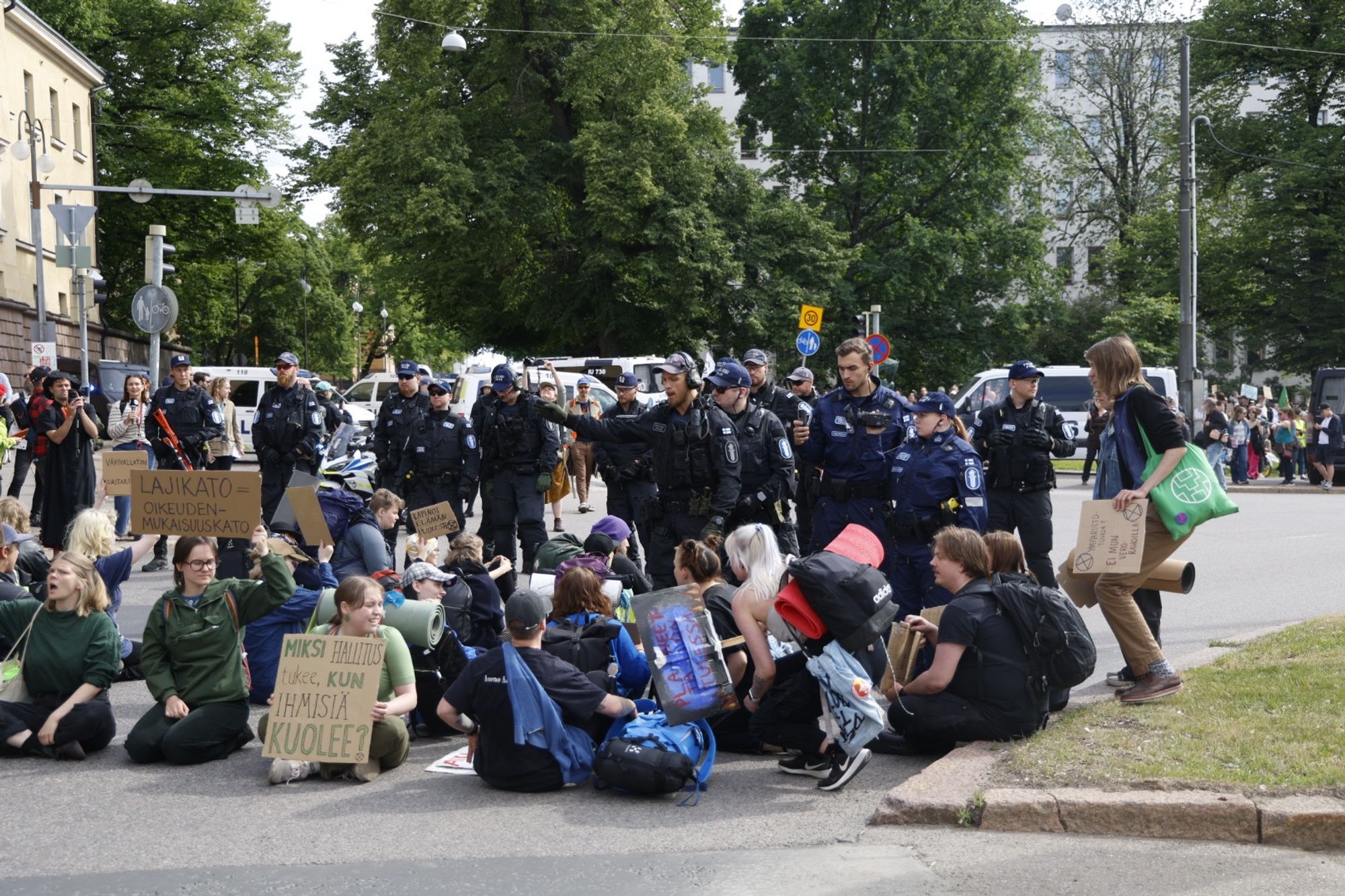 Elokapinan mielenosoittajia ja poliiseja Kaisaniemen liikenneympyrässä.