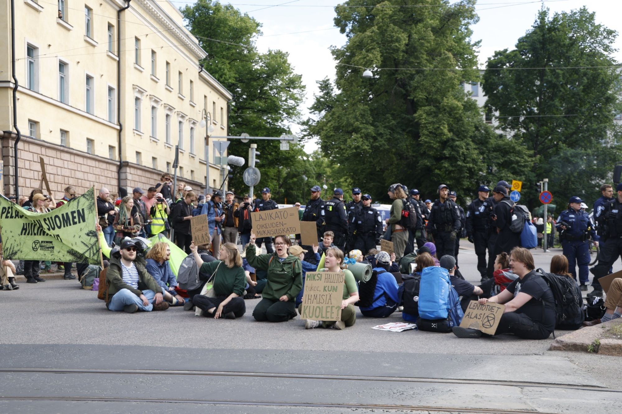 Elokapinan mielenosoittajia ja poliiseja Kaisaniemen liikenneympyrässä.