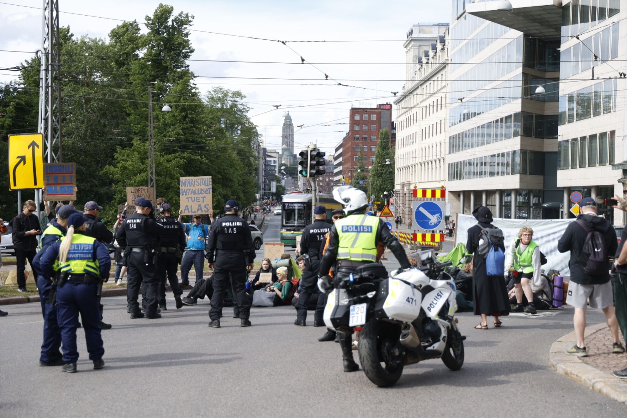 Elokapinan mielenosoittajia ja poliiseja Kaisaniemen liikenneympyrässä.