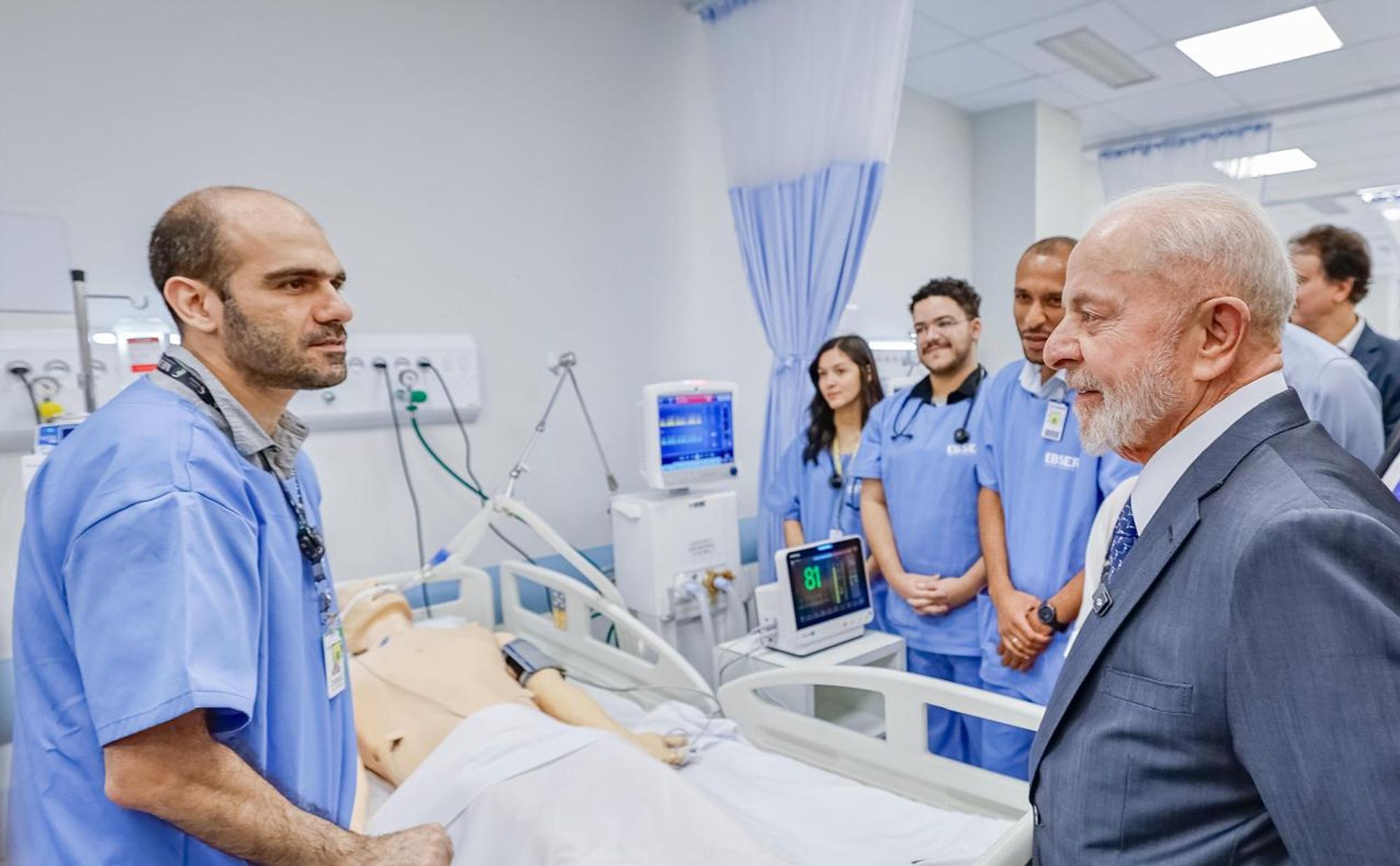 O presidente Lula, durante visita a ampliação do Hospital de Clínicas da Universidade Federal de Uberlândia (UFU), conversando com profissionais de saúde.