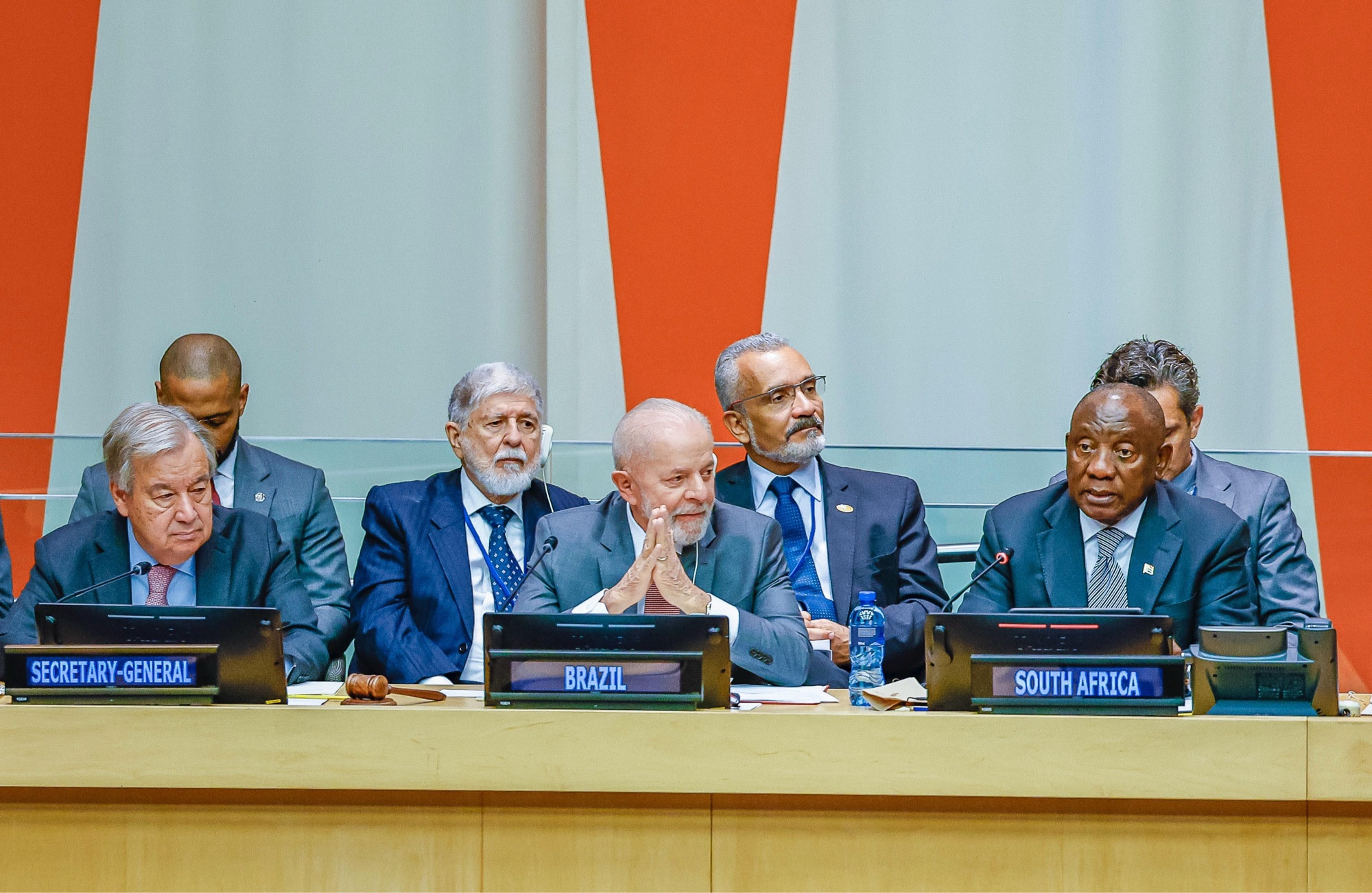 Na foto, o presidente Lula ao lado de Cyril Ramaphosa, Presidente da África do Sul e do
Secretário-geral das Nações Unidas, António Guterres.