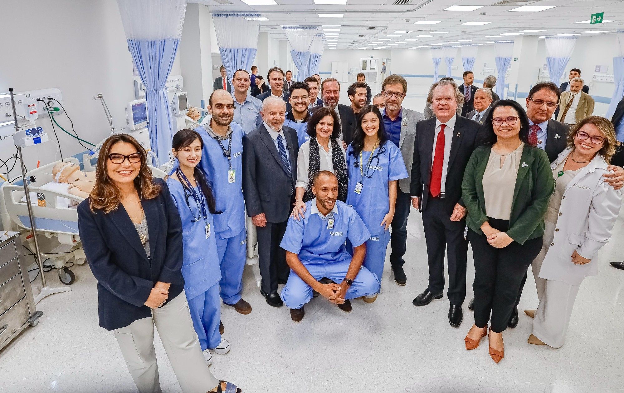 O presidente Lula, a primeira-dama Janja, ministros e representantes do governo federal durante visita a ampliação do Hospital de Clínicas da Universidade Federal de Uberlândia (UFU), ao lado de profissionais de saúde.