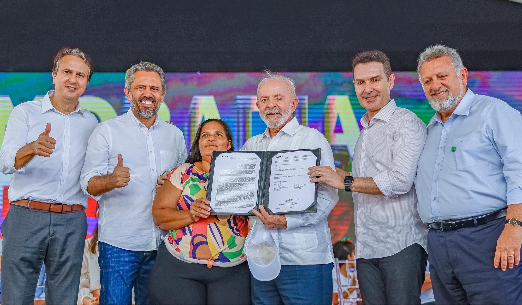 Na foto, o presidente Lula sorri ao lado de nova moradora do conjunto habitacional Cidade Jardim I Módulo IV, no Conjunto José Walter, em Fortaleza (CE). Ao lado deles, o ministro da Educação Camilo Santana e o ministro das Cidades Jader Filho, o governador do Ceará Elmano de Freitas e o presidente da Caixa Carlos Vieira.