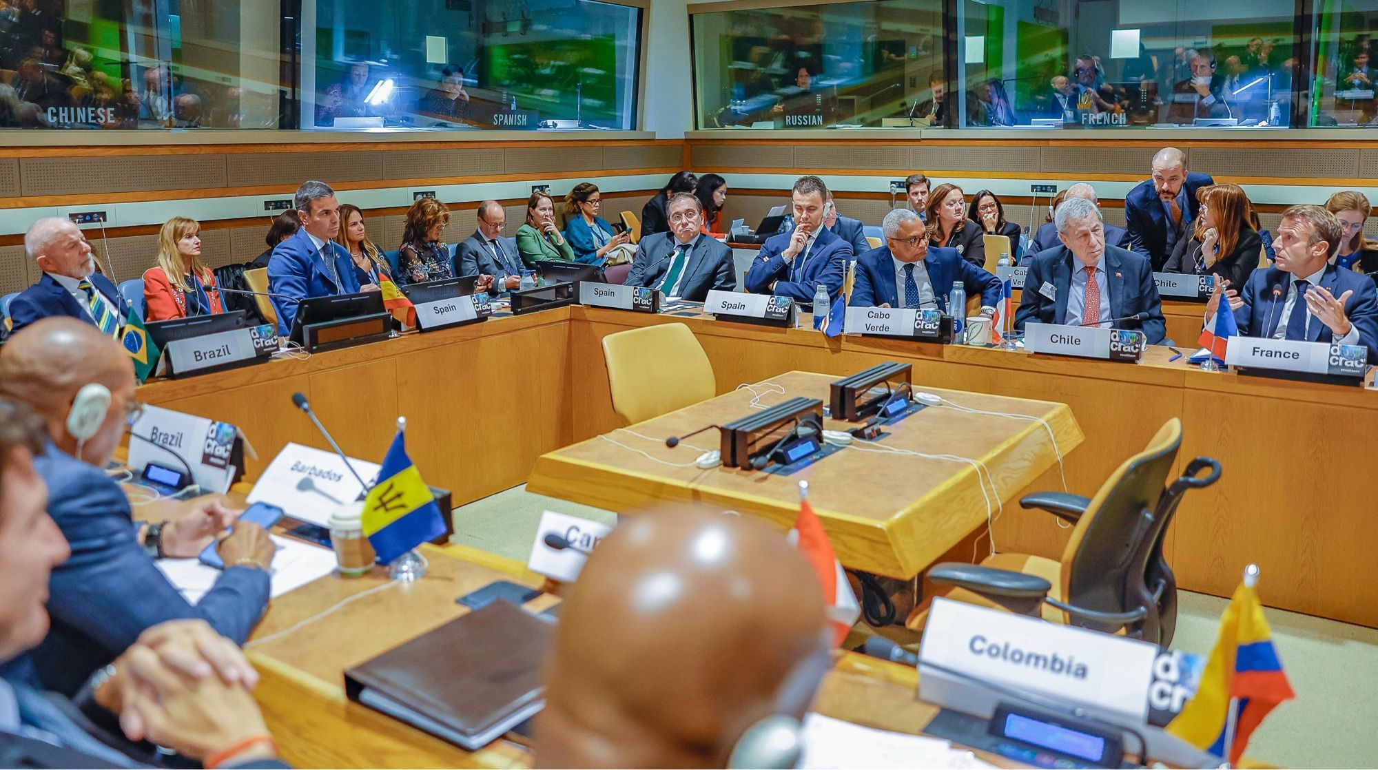 Na foto, presidente Lula e representantes de nações democráticas reunidos ao redor da mesa no âmbito da ONU.