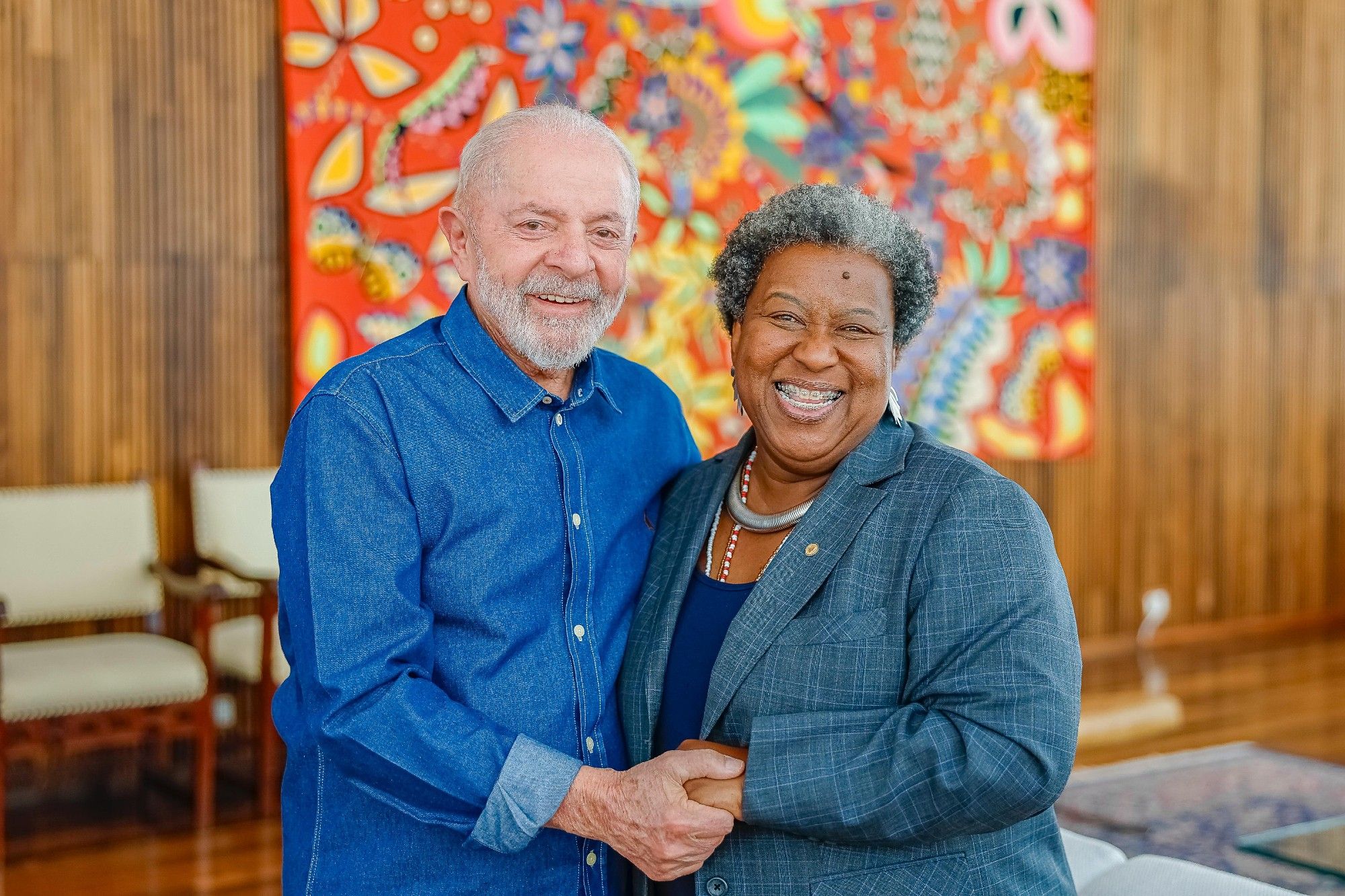 Presidente Lula de mãos dadas com a ministra dos Direitos Humanos e Cidadania, Macaé Evaristo.