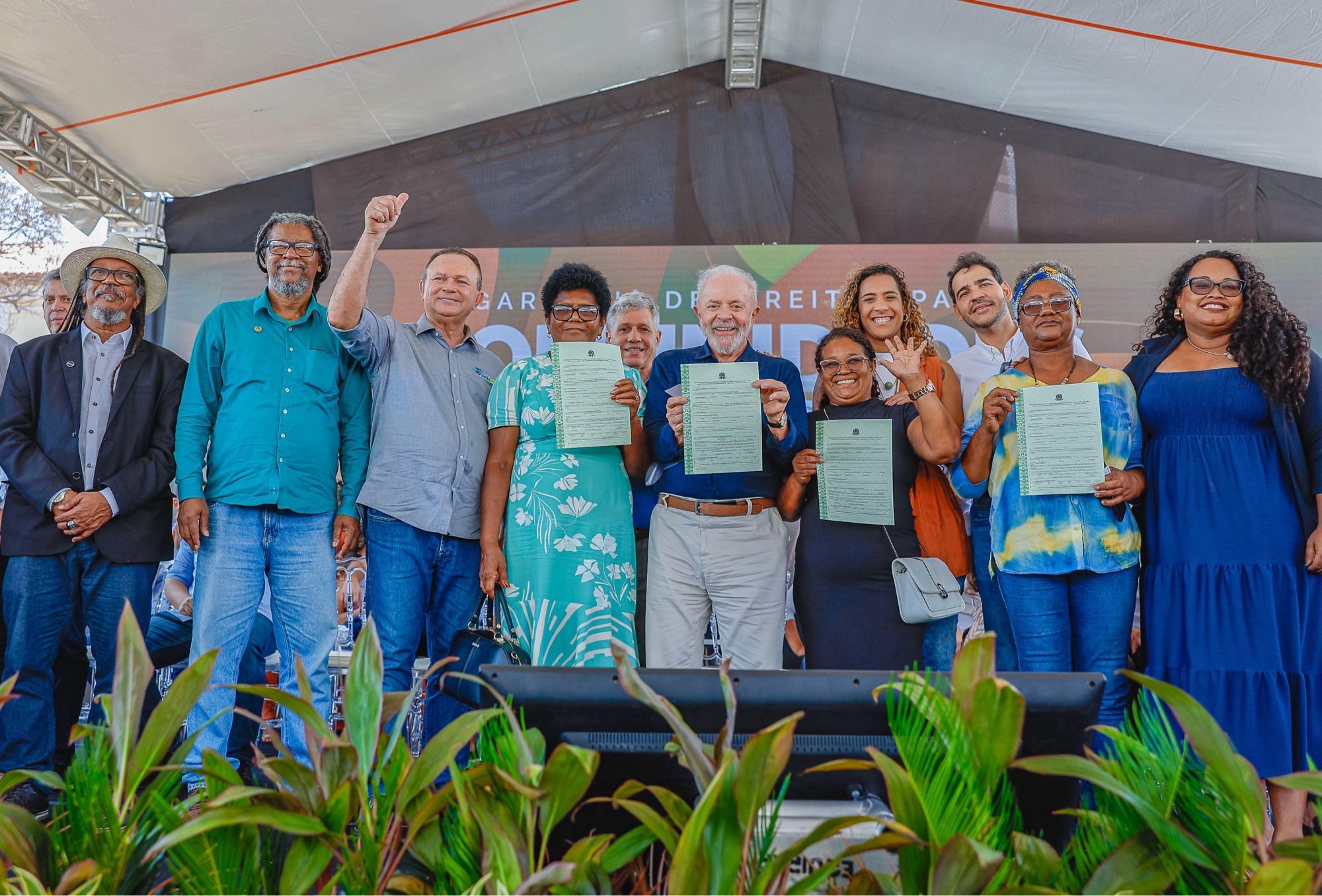 Na foto, o Presidente Lula ao lado de ministros e ministras, de representantes de territórios quilombolas e do governo do Maranhão seguram documentos.