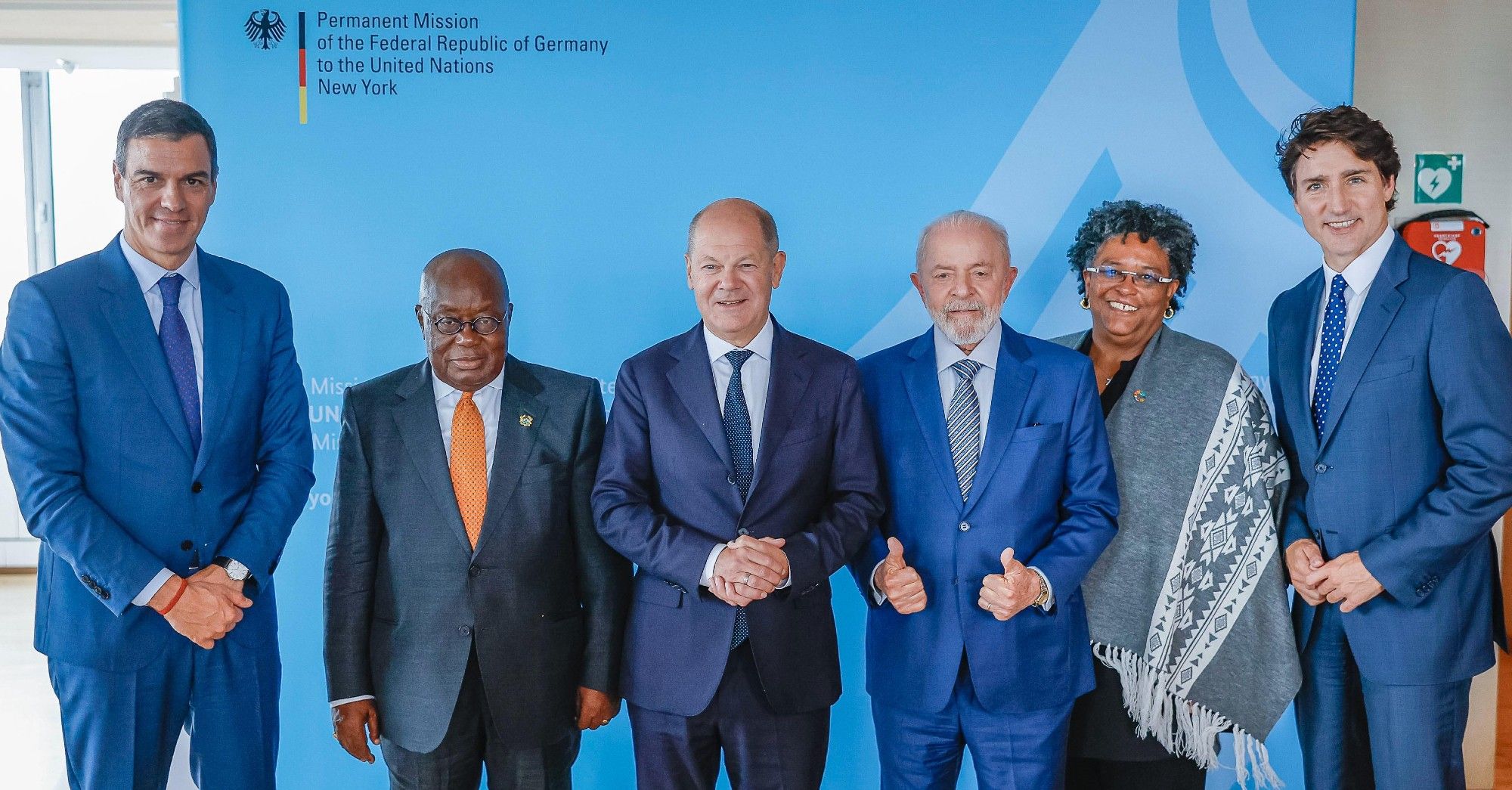 Foto do presidente Lula ao lado do chanceler da Alemanha, Olaf Scholz, do presidente de Gana, Nana Akufo-Addo, do primeiro-ministro da Espanha Pedro Sánchez, da primeira-ministra de Barbados, Mia Mottley, e do PM do Canadá, Justin Trudeau.