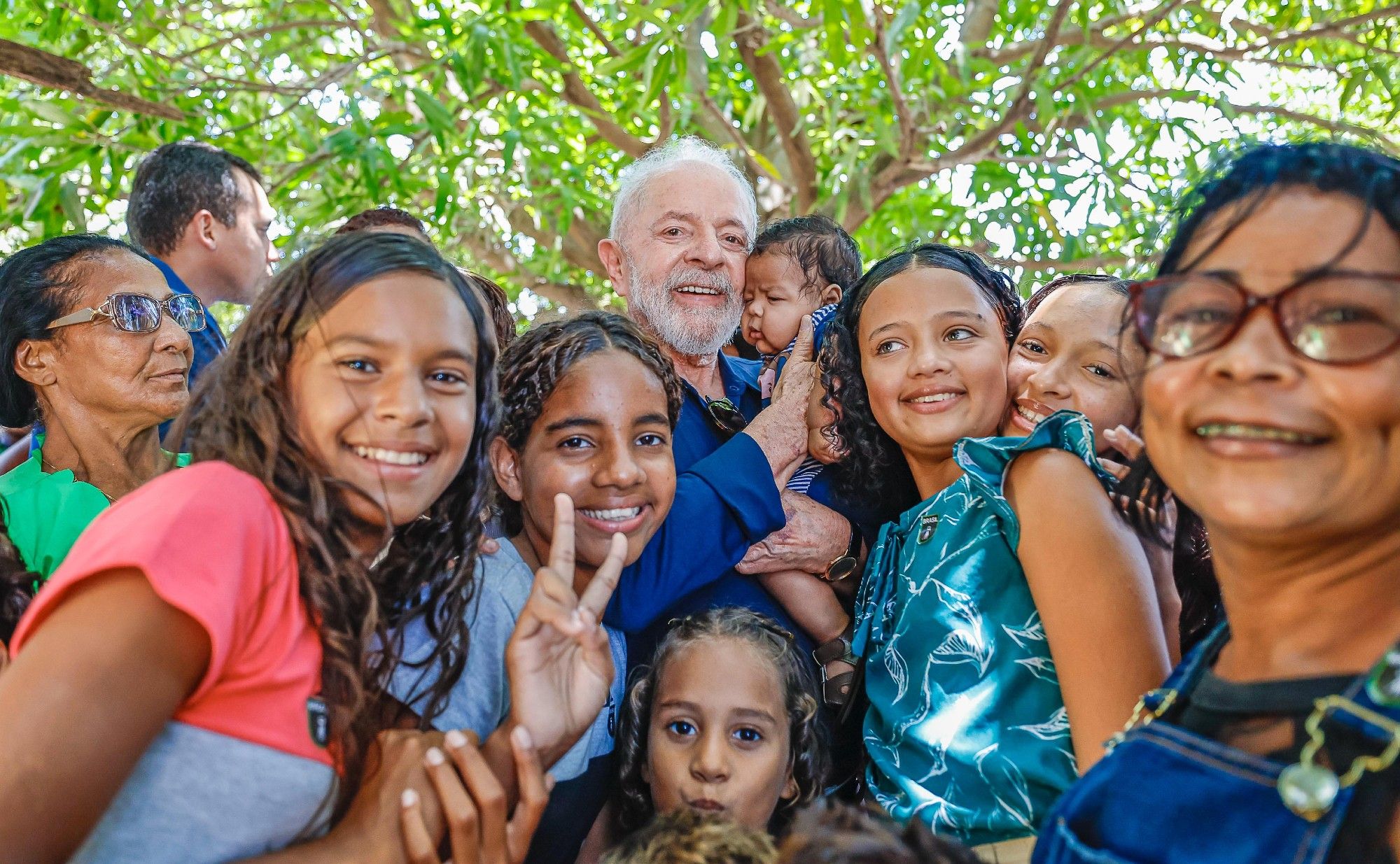 O presidente Lula ao lado de crianças e mulheres moradoras do Quilombo Mamuna, no Maranhão. Todos sorrindo para a foto.