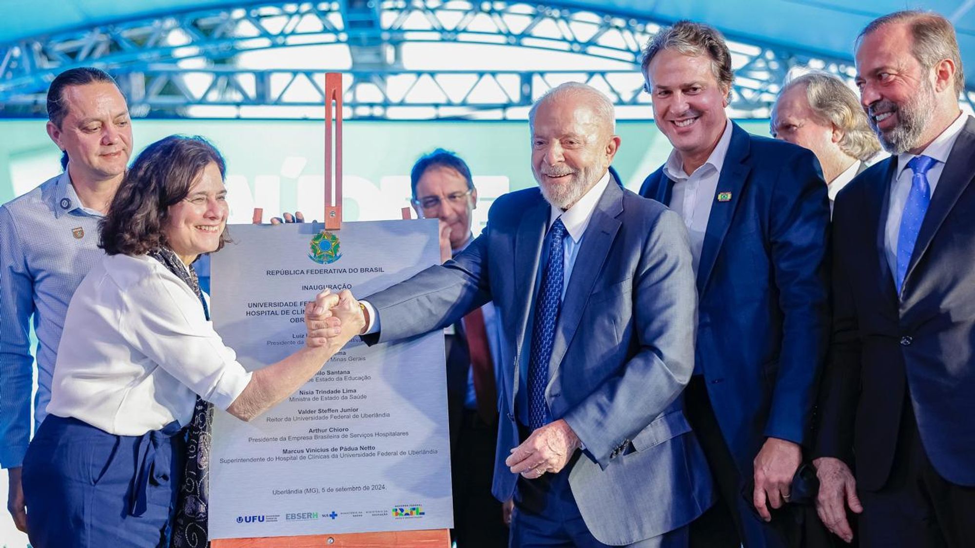 O presidente Lula, ministros e representantes do governo federal durante descerramento da placa das obras de ampliação do Hospital de Clínicas da Universidade Federal de Uberlândia (UFU), ao lado de ministros.