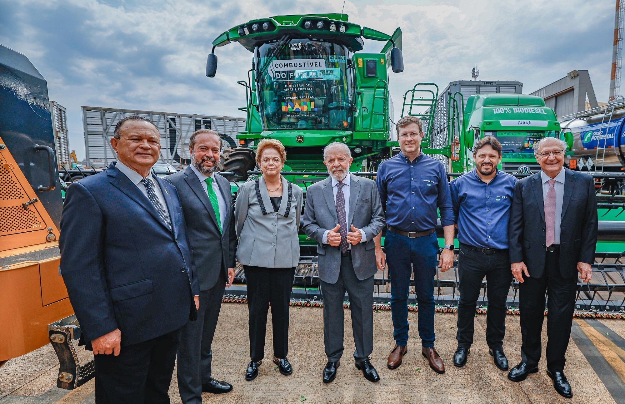 Na foto, presidente Lula, a ex-presidenta Dilma Rousseff, o vice-presidente Geraldo Alckmin e o ministro de Minas e Energia, Alexandre Silveira, posam para foto ao lado de representantes do setor de combustíveis verdes.  Ao fundo, maquinários.