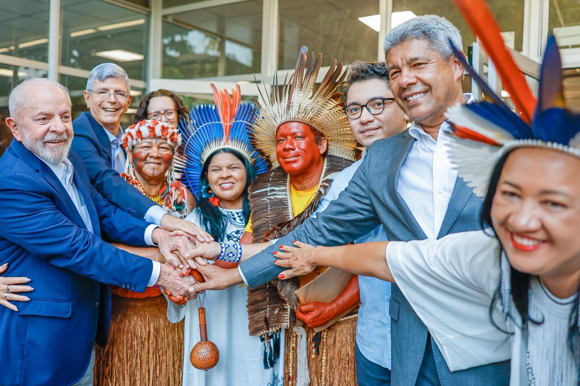 Presidente Lula, a ministra Sônia Guajajara, o governador Jerônimo Rodrigues, representantes do Ministério dos Povos Indígenas e do movimento indígena. Todos sorriem para foto de mãos dadas.