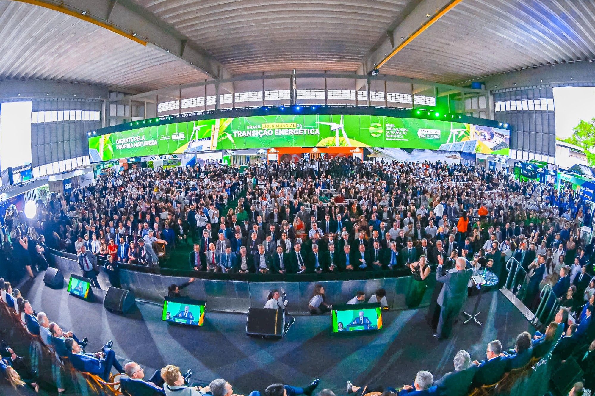 Na foto, presidente Lula fala no palco durante evento do programa Combustível do Futuro.