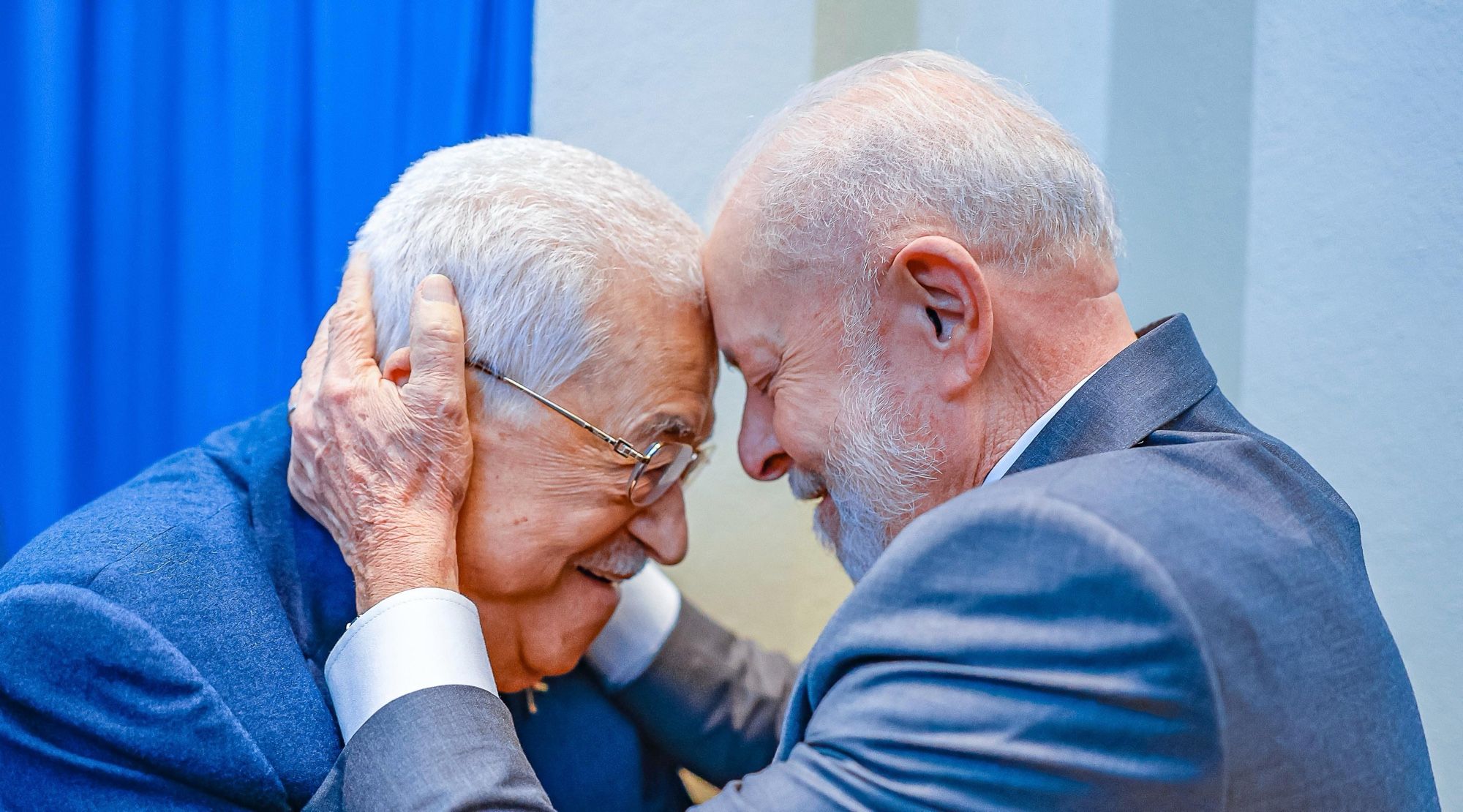 Na foto, Lula está abrançando o Presidente da Autoridade Palestina, Mahmoud Abbas