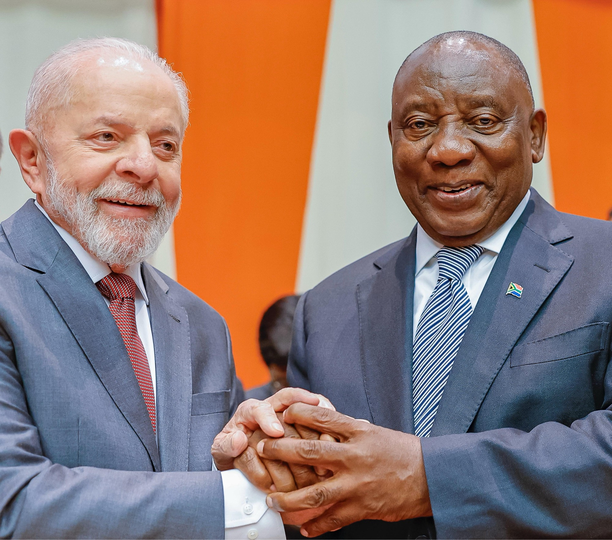 Na foto, o presidente Lula de mãos dadas com Cyril Ramaphosa, Presidente da África do Sul.