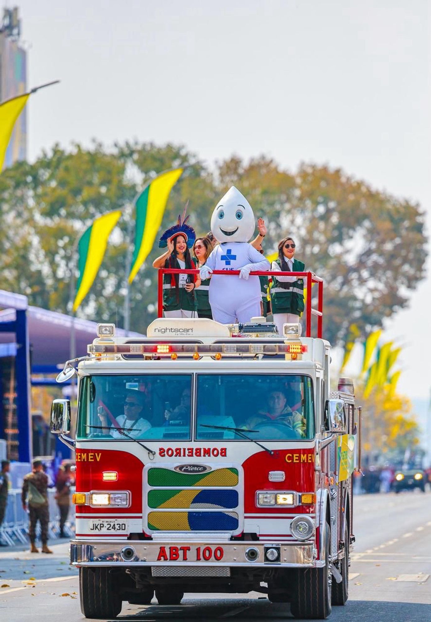 Zé Gotinha e profissionais do SUS em cima de caminhão dos Bombeiros durante o desfile de 7 de Setembro de 2024.