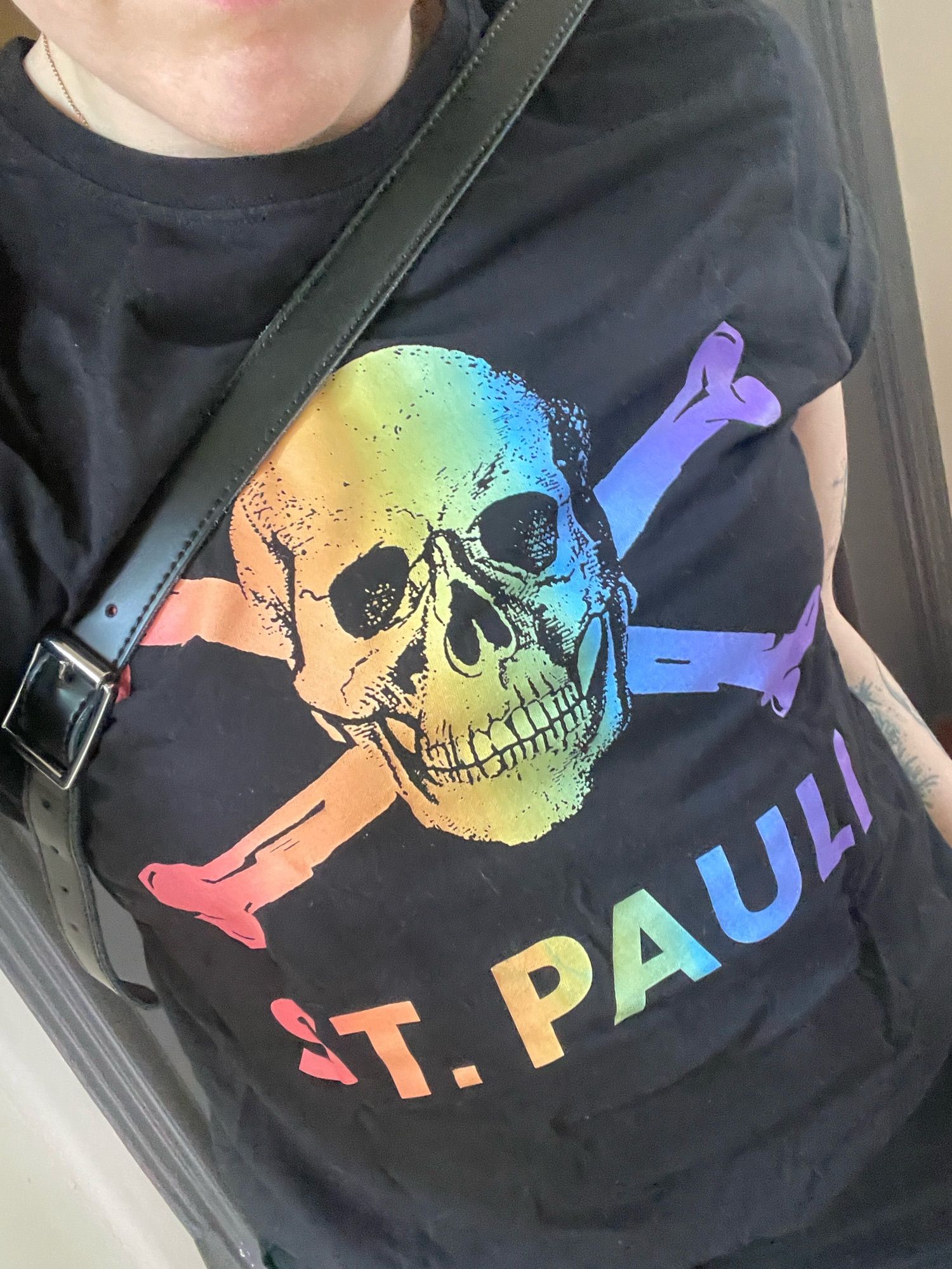 St. Pauli T-Shirt. Schrift und Totenkopf in Regenbogenfarben