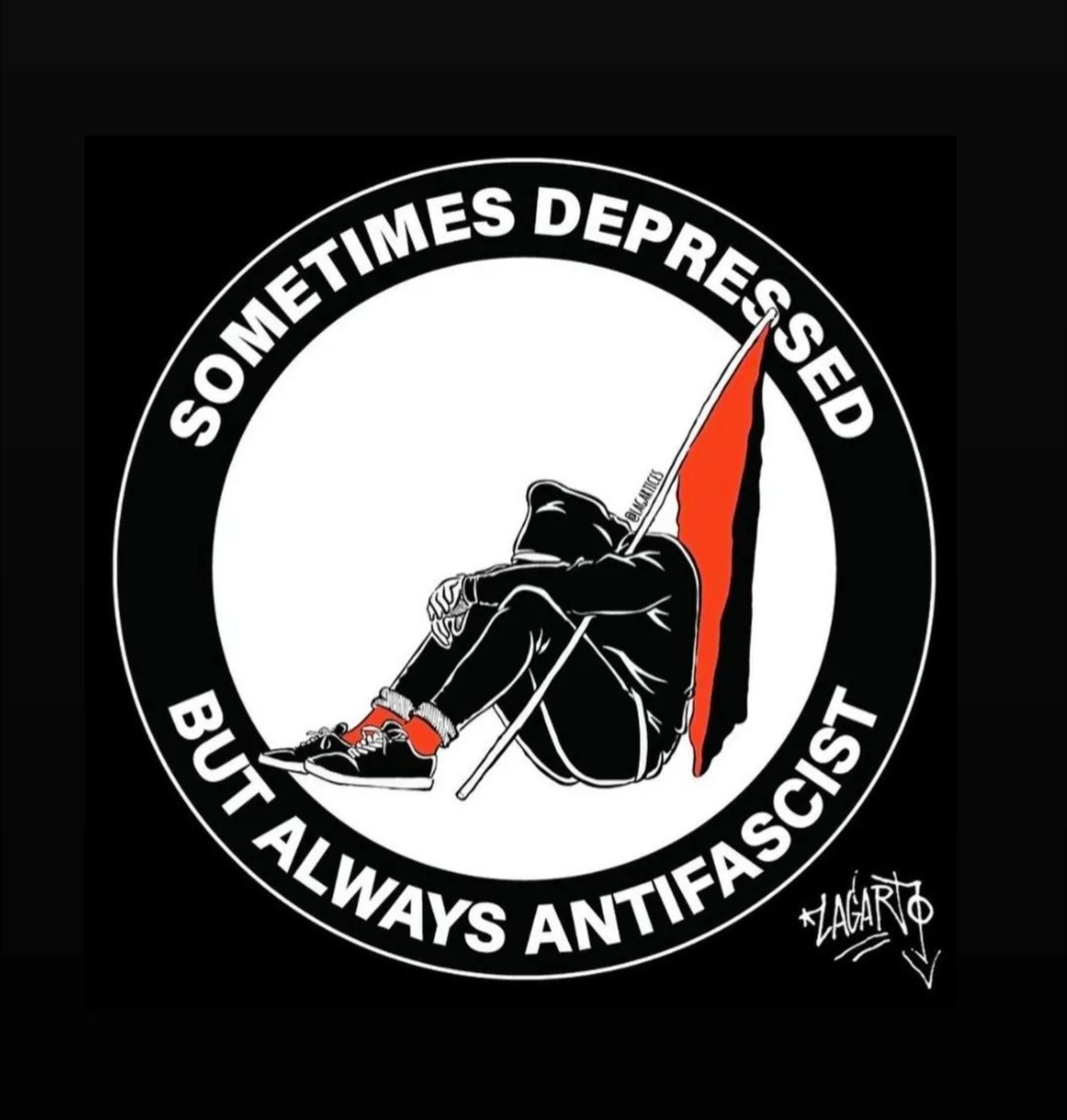 Logo où on peut lire "Sometimes depressed but Always Antifa" et montrant un Antifa avec son drapeau, assi au sol, la tête dans ses genoux.