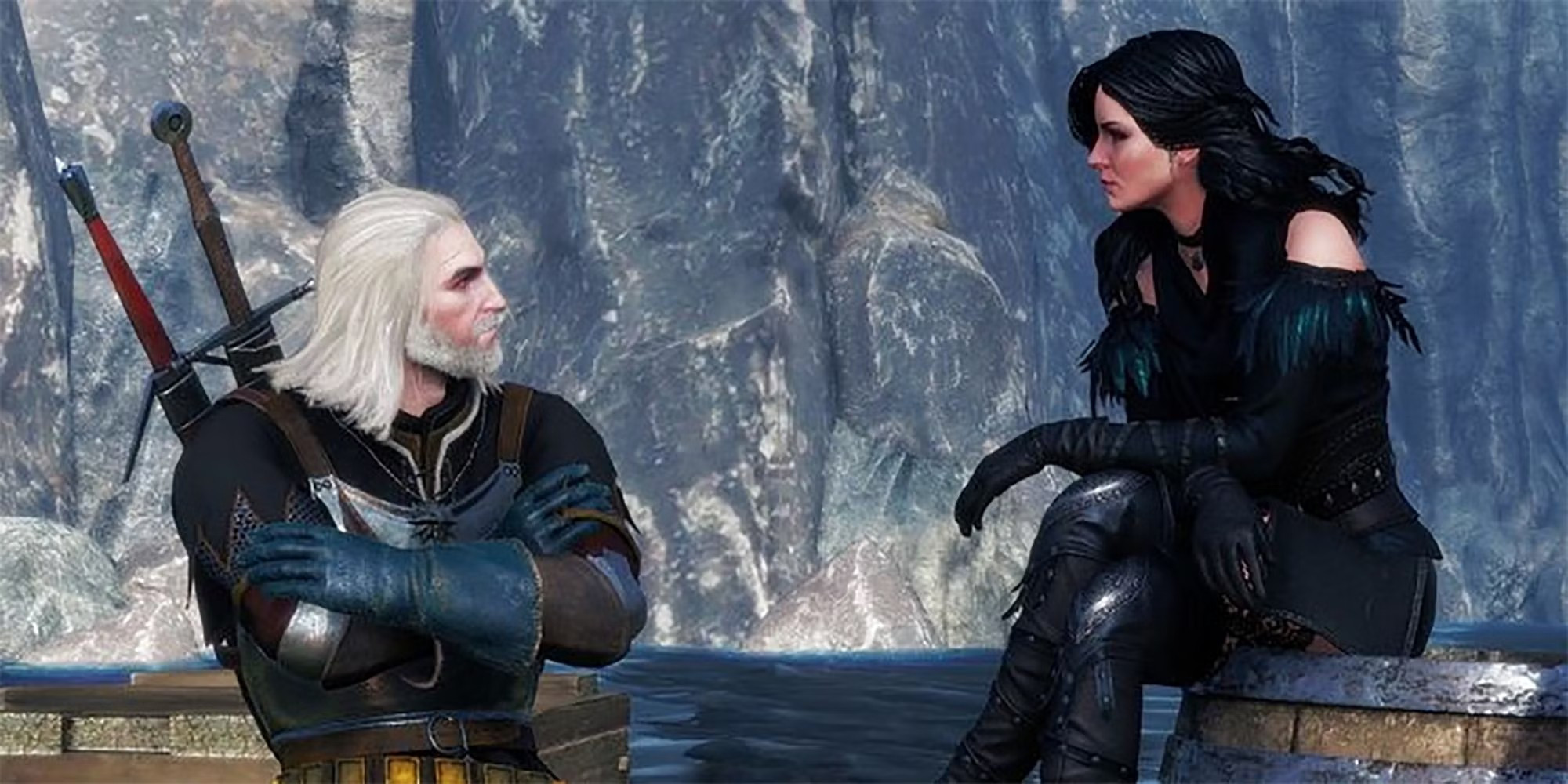 Geralt e Yen se encarando. Ele está de pé, de braços cruzados, e ela mais alta, sentada num barril de pernas cruzadas.