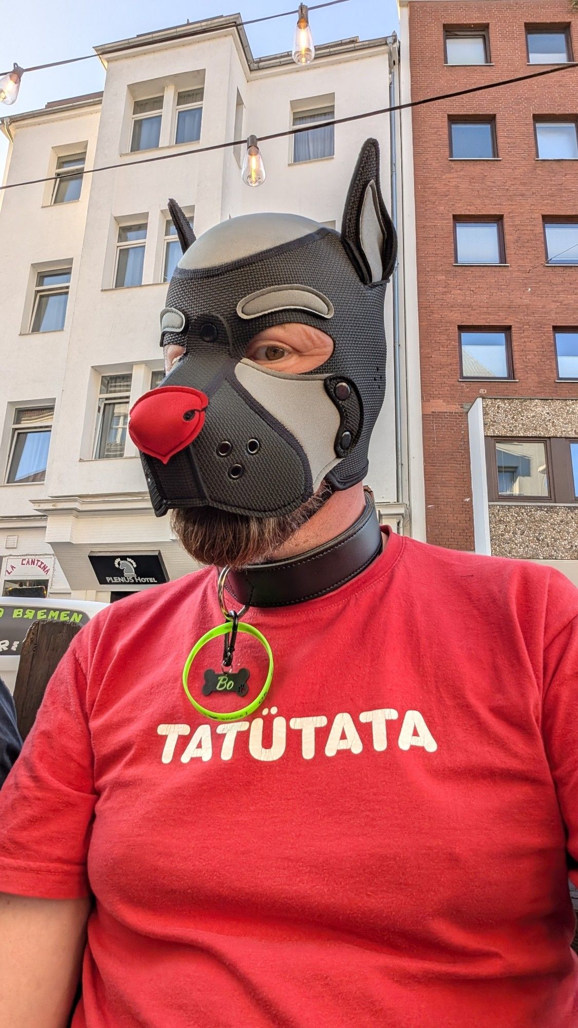 Human Pup im roten T-Shirt mit der Aufschrift Tatütata