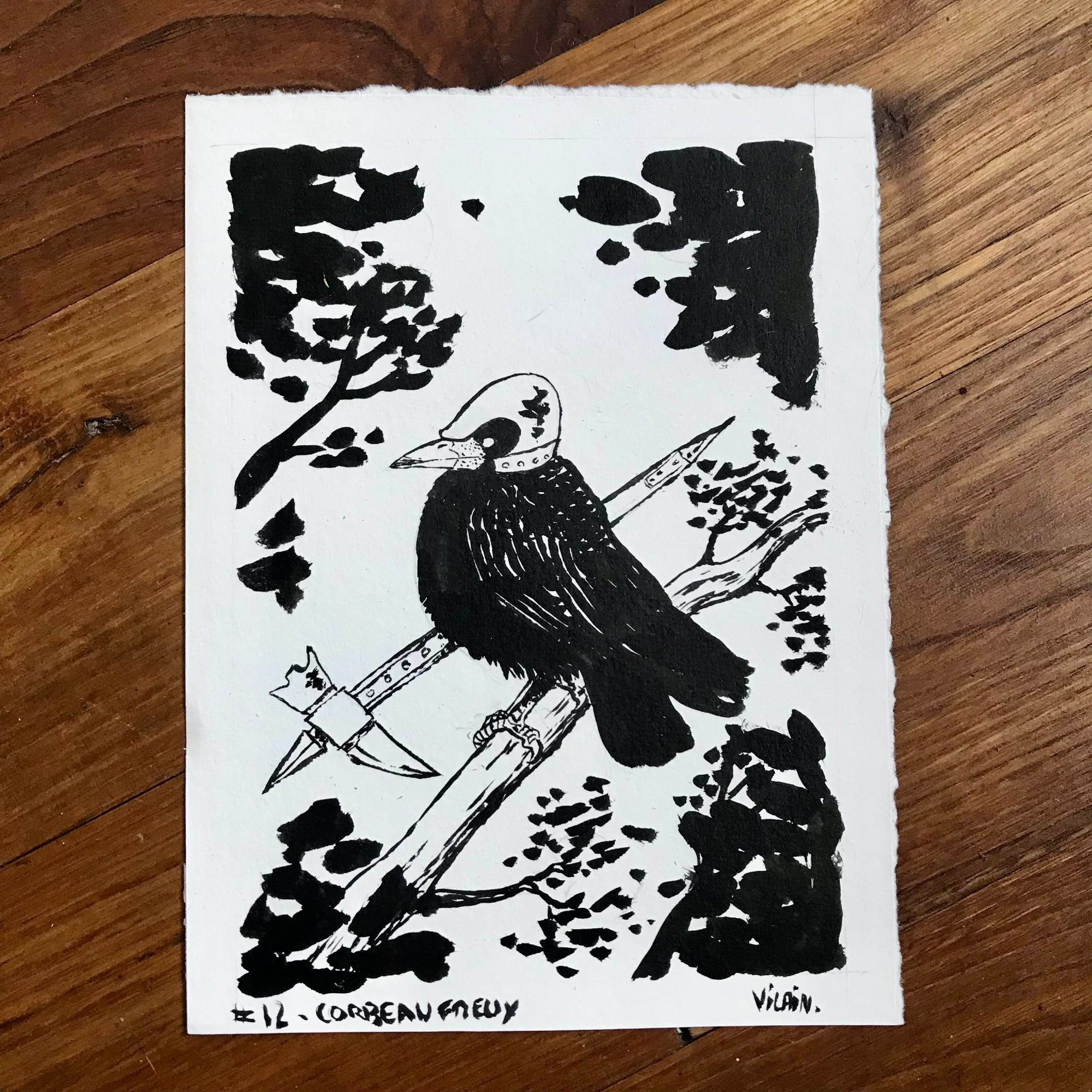 Dessin à l'encre de chine d'un corbeau freux (oiseau noir avec un long bec) perché sur une branche. Son œil  visible est entièrement blanc. il porte un casque rond et un bec de corbin (un genre de piolet de guerre).