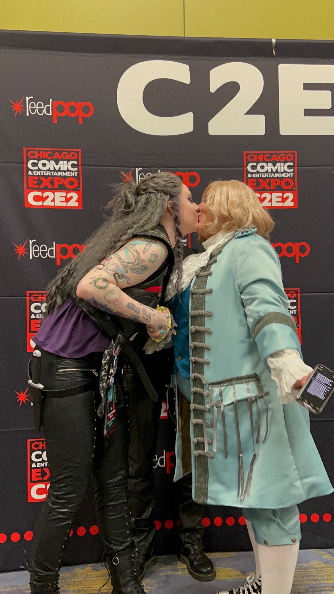 Ed and Stede cosplayers kiss