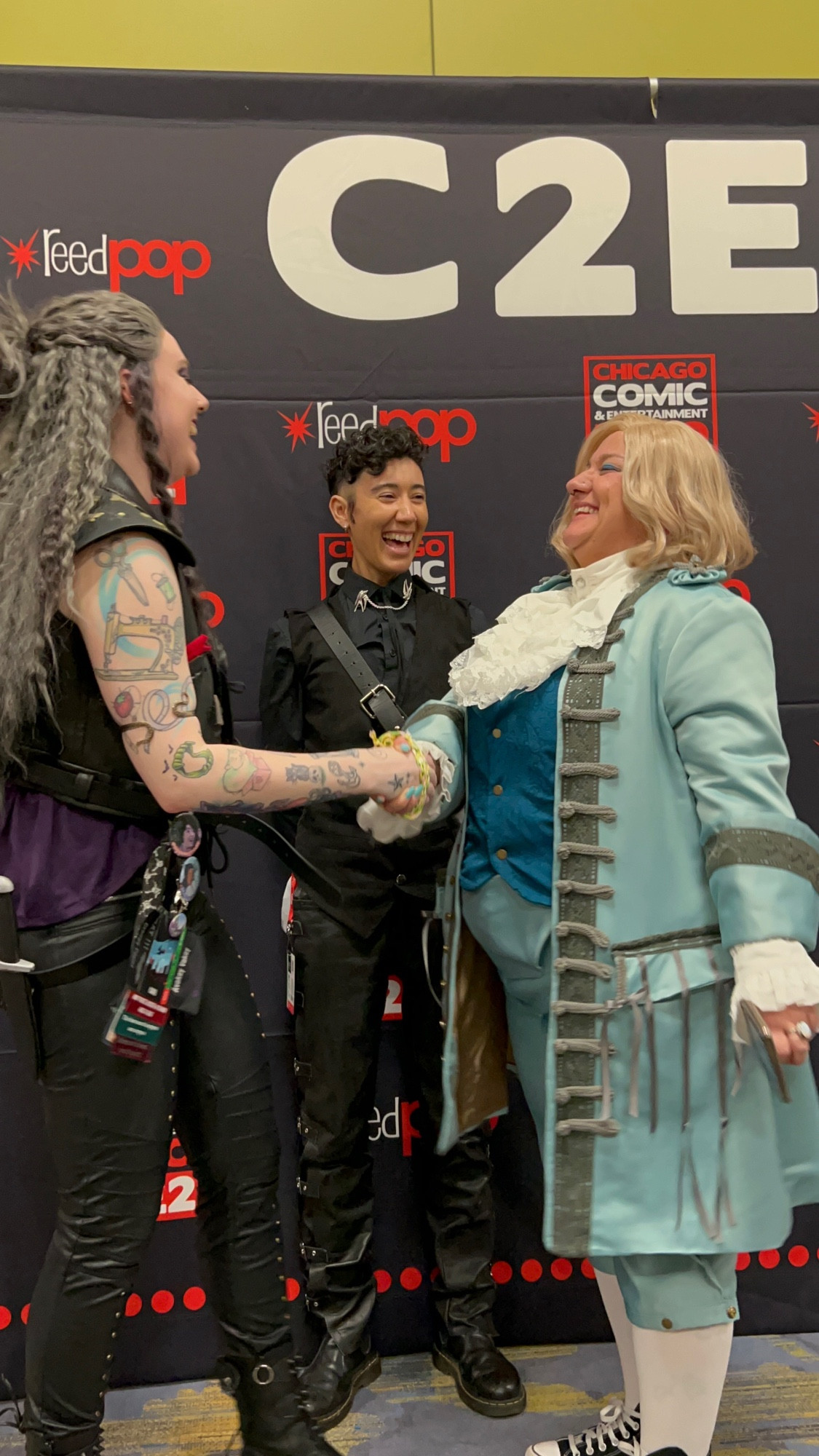 After the kiss, Ed and Stede cosplays and Vico Ortiz are laughing