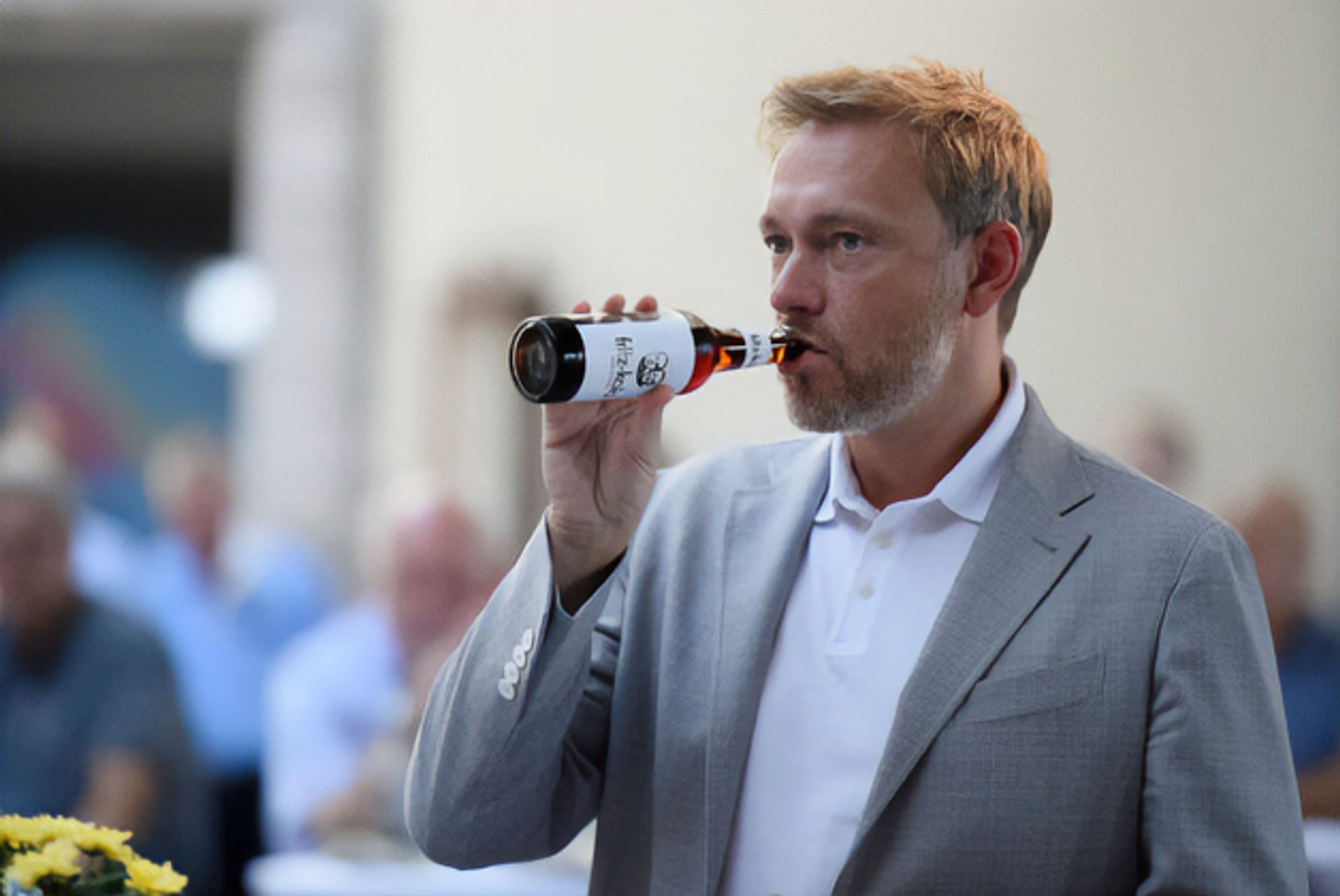 Christian Lindner trinkt aus einer Flasche Fritz Kola