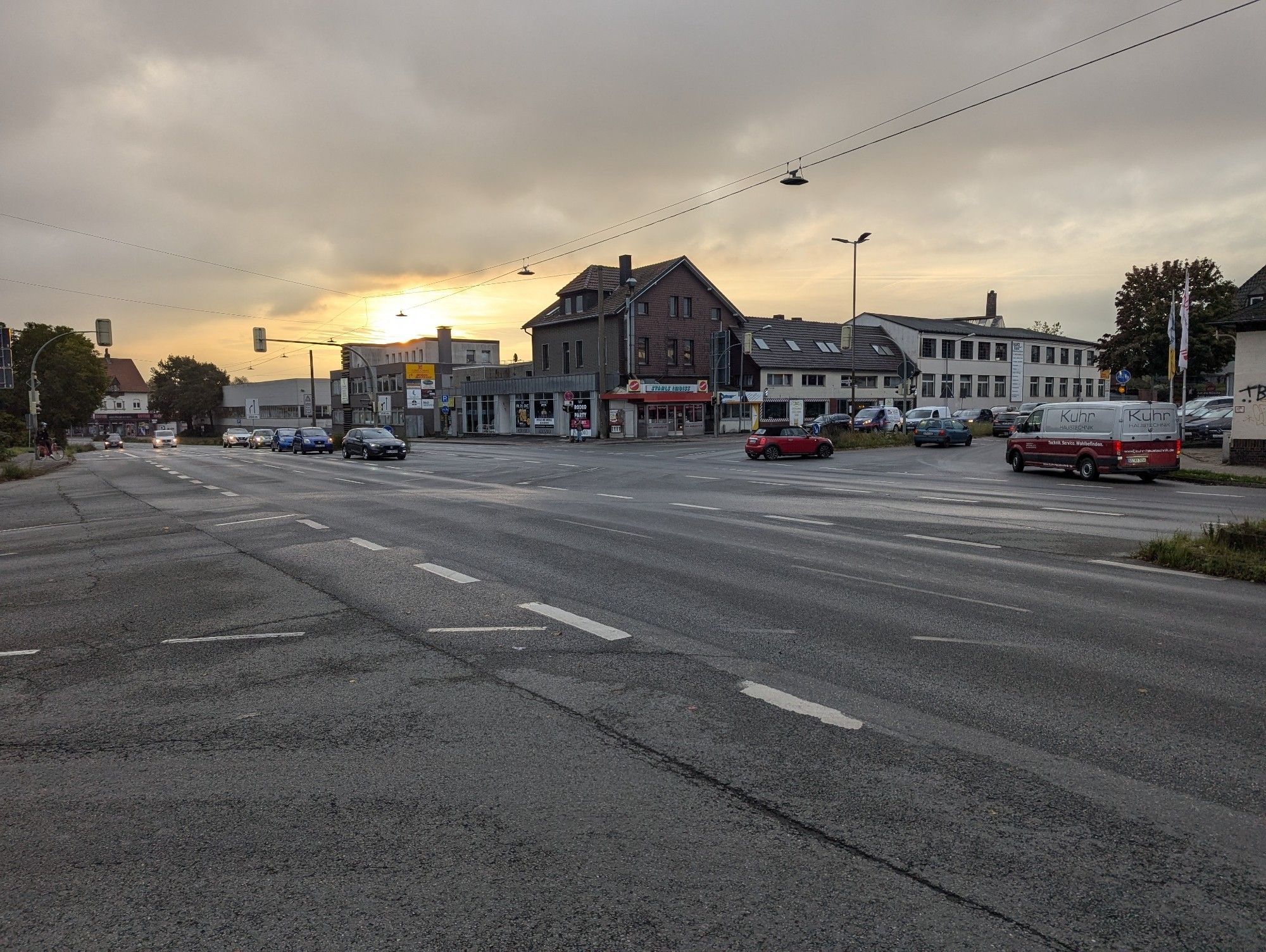 Die Kreuzung einer vierspurigen Straße mit wenigen Kfz darauf.