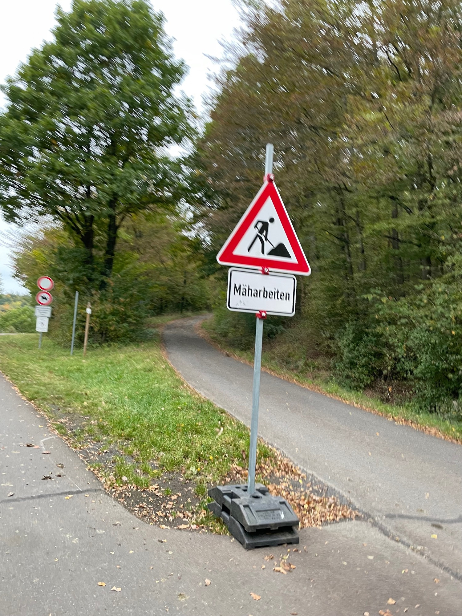 Schild „Mäharbeiten“