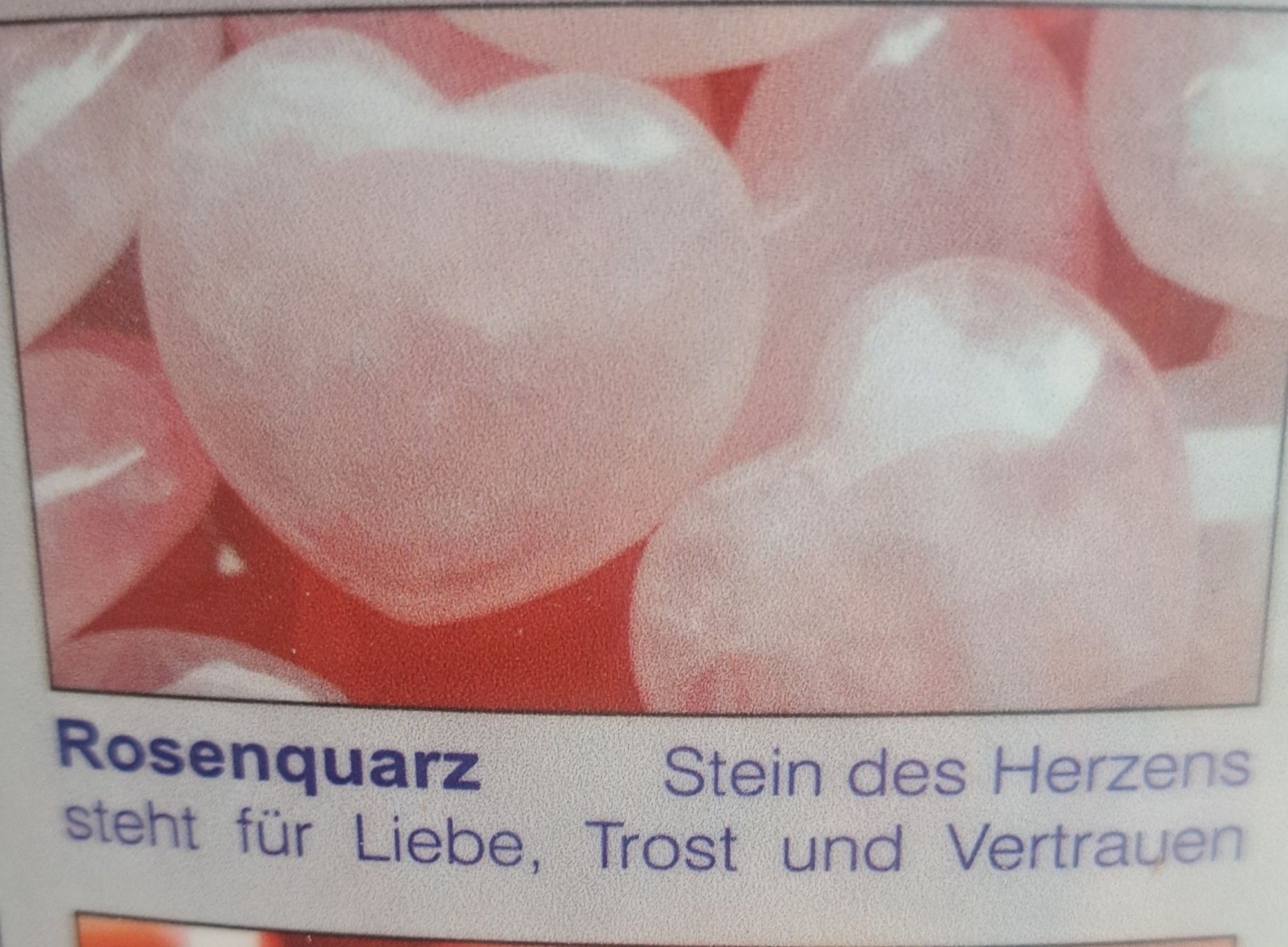 Bild eines Rosenquarzes in herzform. Dazu der Text: Stein des Herzens steht für Liebe, Trost und Vertrauen