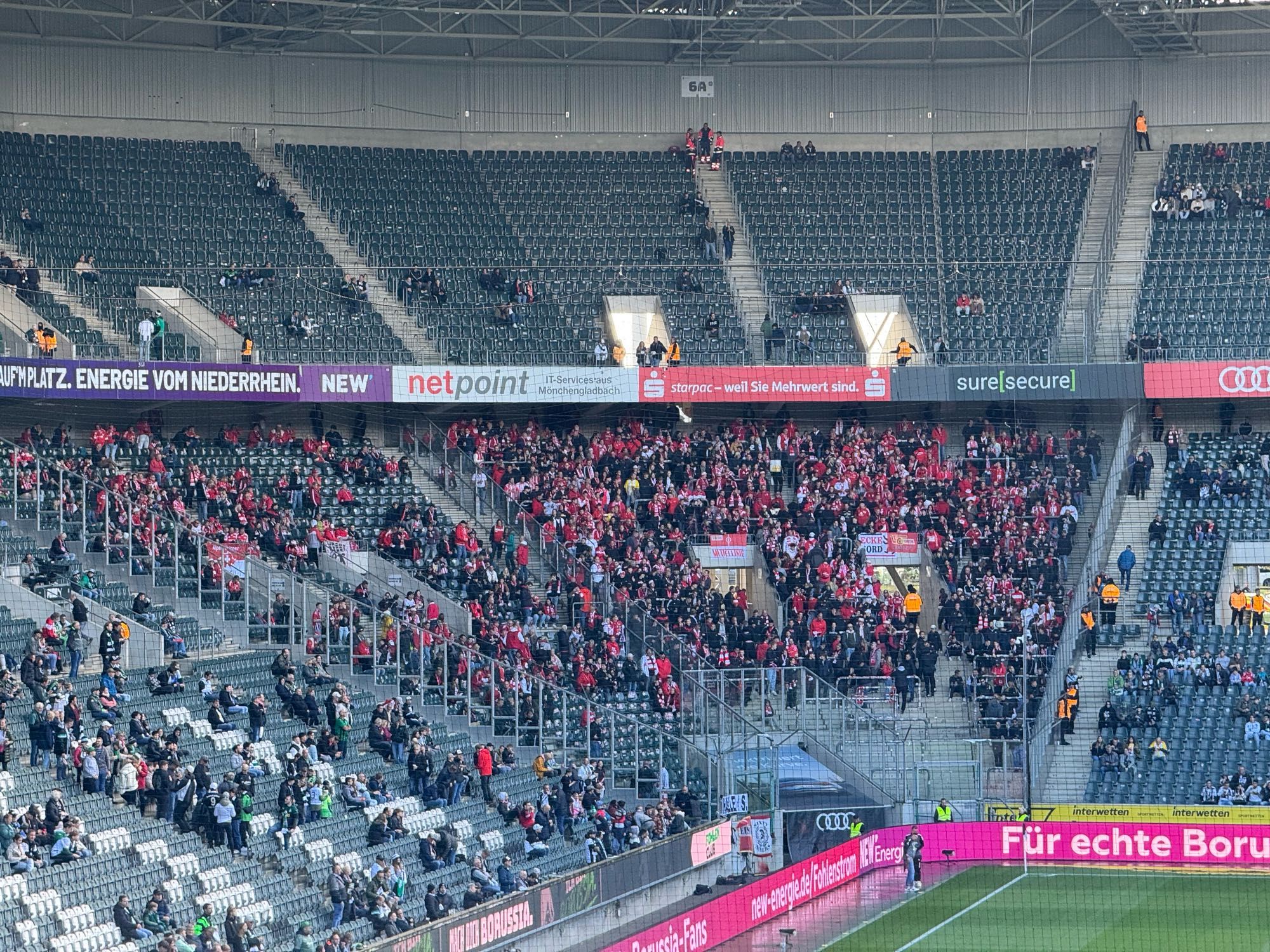 Gäste-Block im BORUSSIA-PARK, eine Stunde vor Anpfiff. Der Unterrang ist gut gefüllt mit den Fans vom FC Union Berlin.